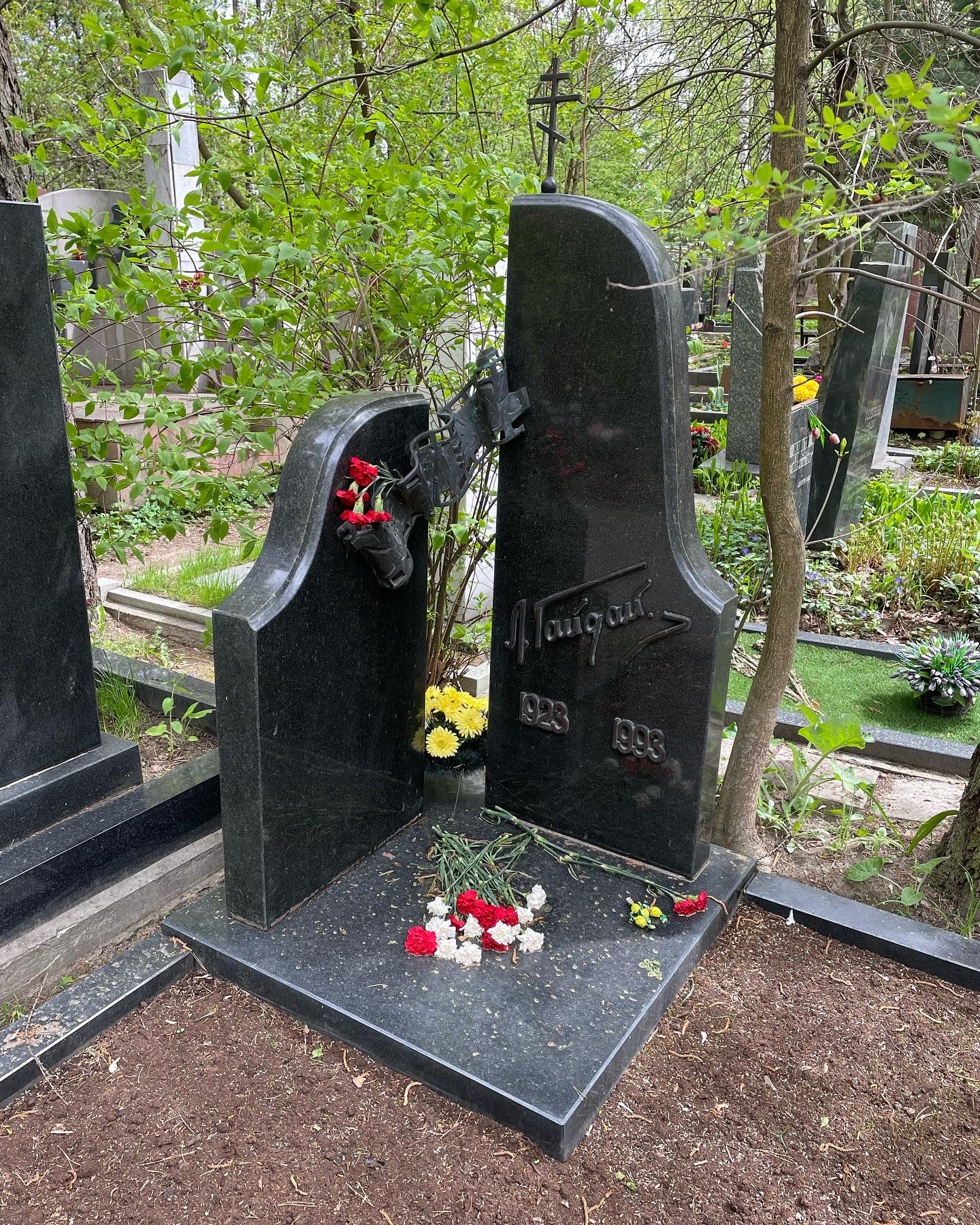 More celebrity graves - Cemetery, Celebrities, Longpost