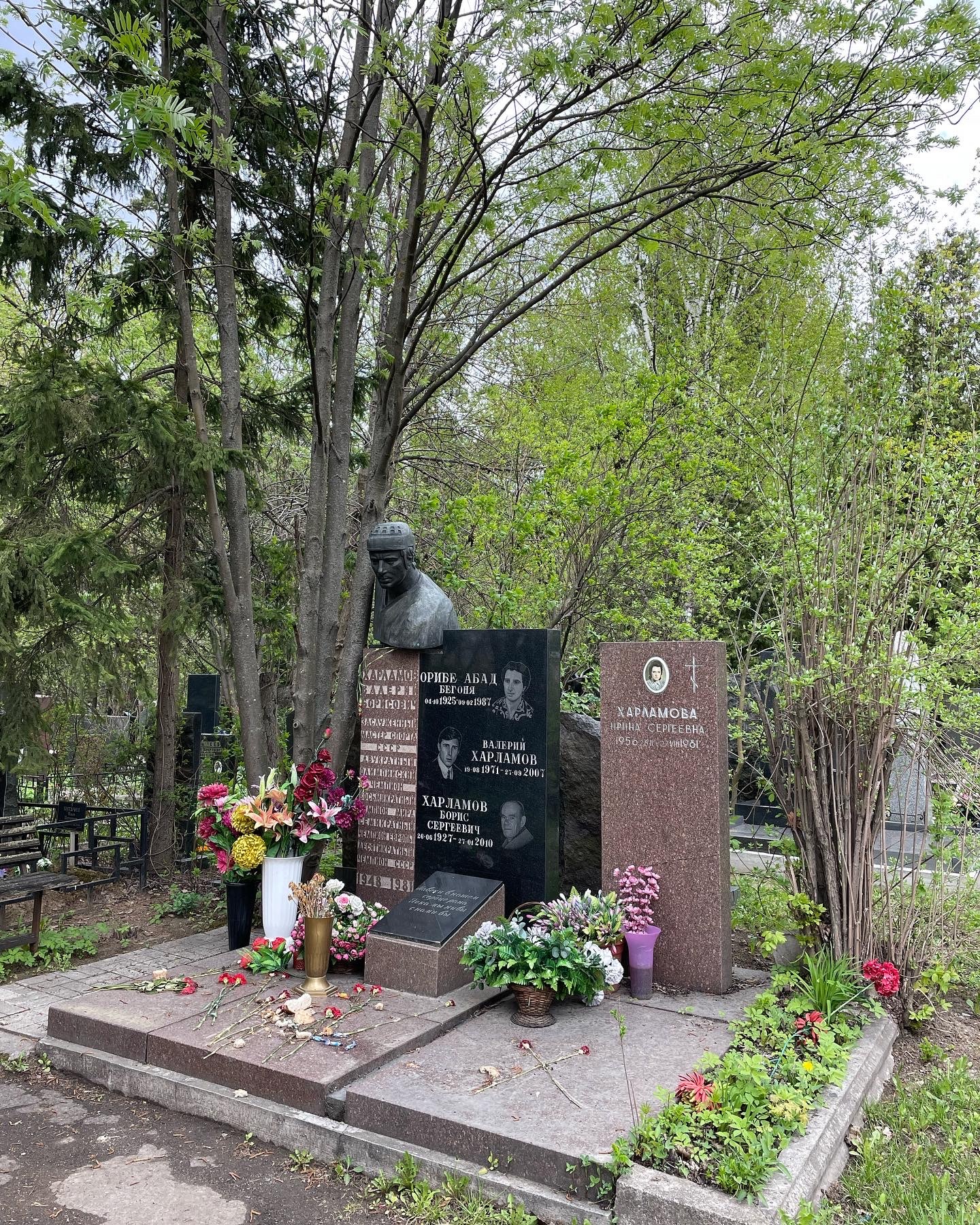 More celebrity graves - Cemetery, Celebrities, Longpost