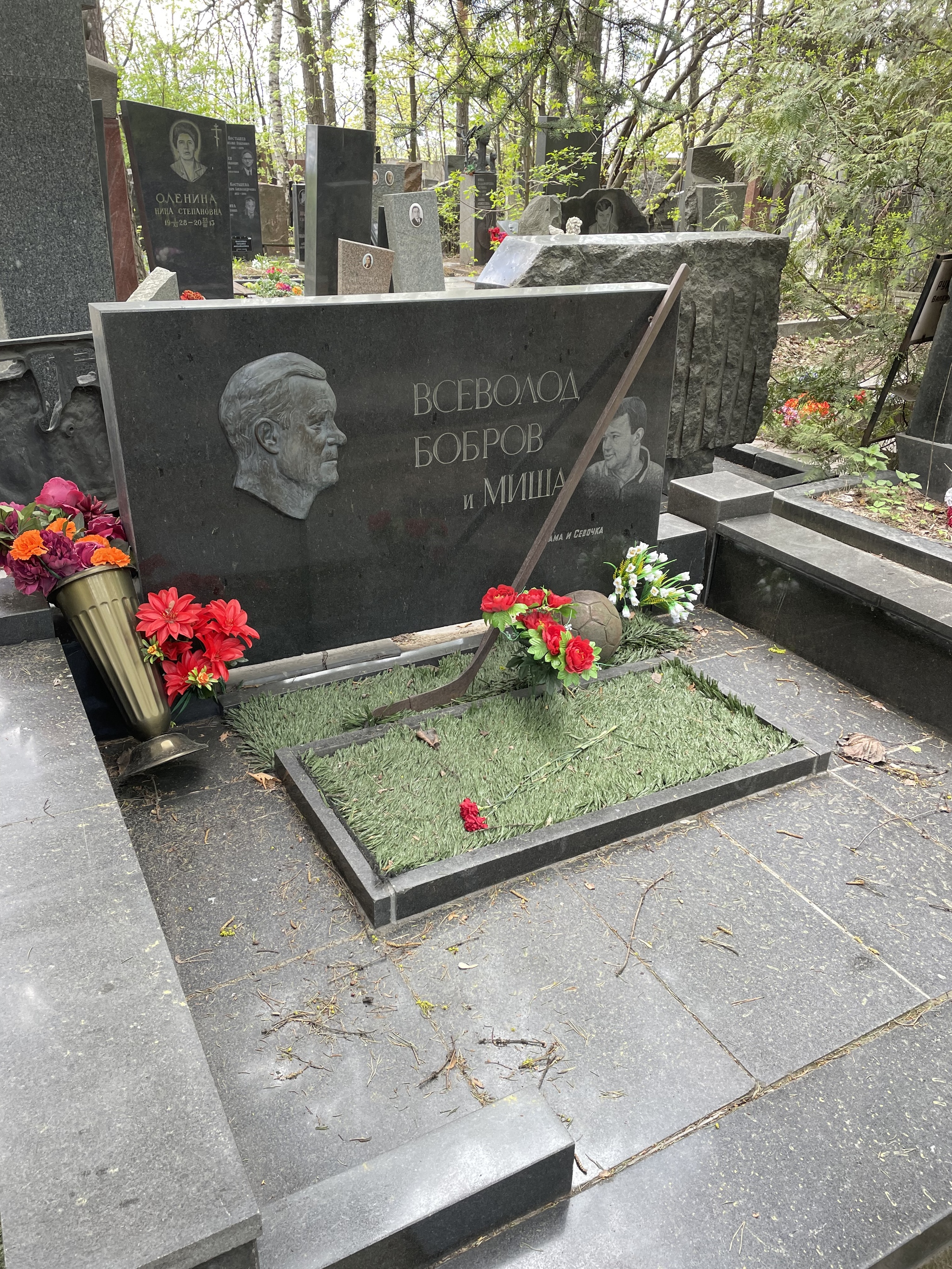 More celebrity graves - Cemetery, Celebrities, Longpost