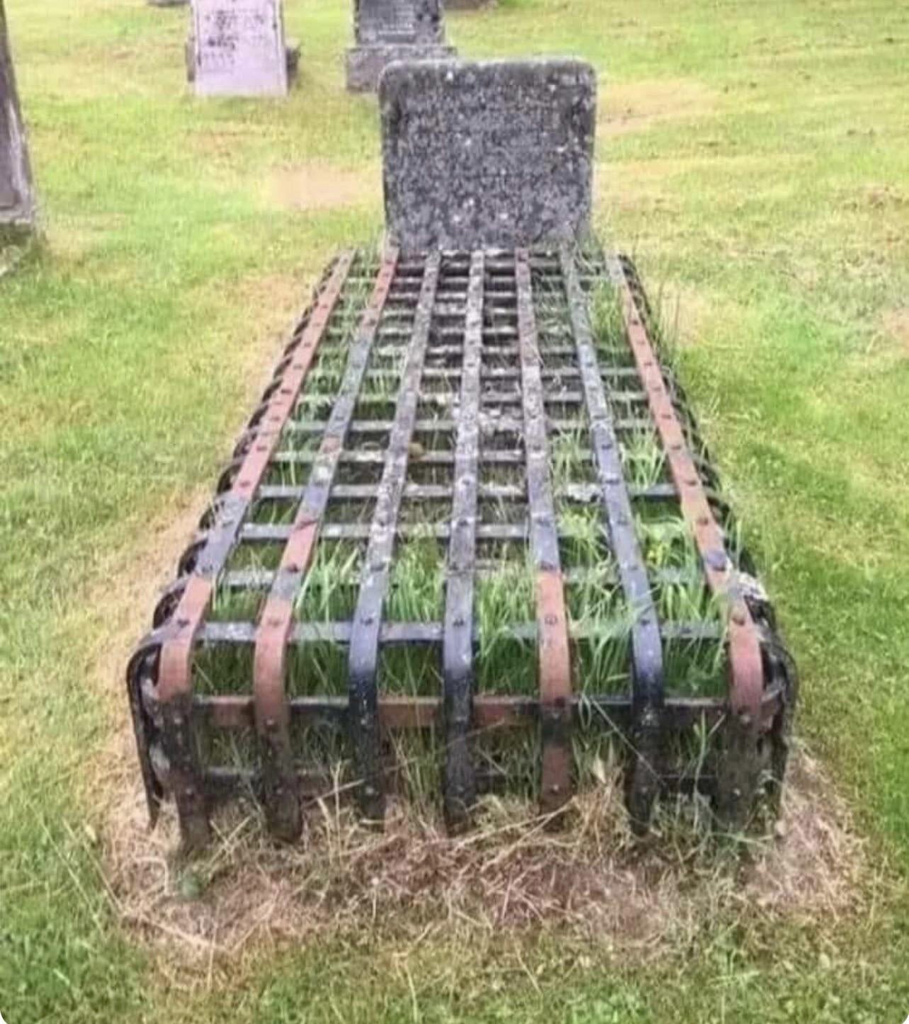 Damn it, what did this guy do? - Humor, Grave, Black humor, Headstone