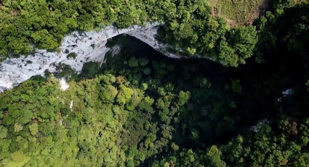 Karst sinkhole with ancient forest in China - Karst funnel, Forest, China, Speleology, Karst Sinkhole, Plants, The photo, wildlife, beauty of nature, Arguments and Facts, Longpost