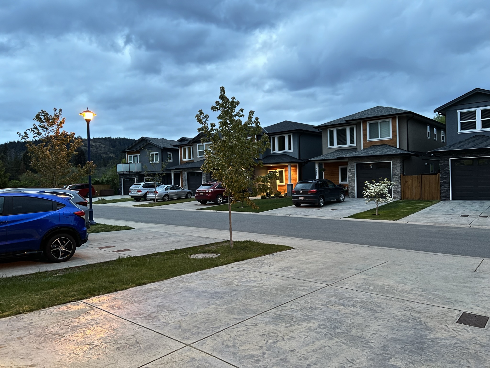 Evening - My, The street, Town, Road, House, Car, Evening, Sky, The clouds, Clouds, Purity, beauty, Canada