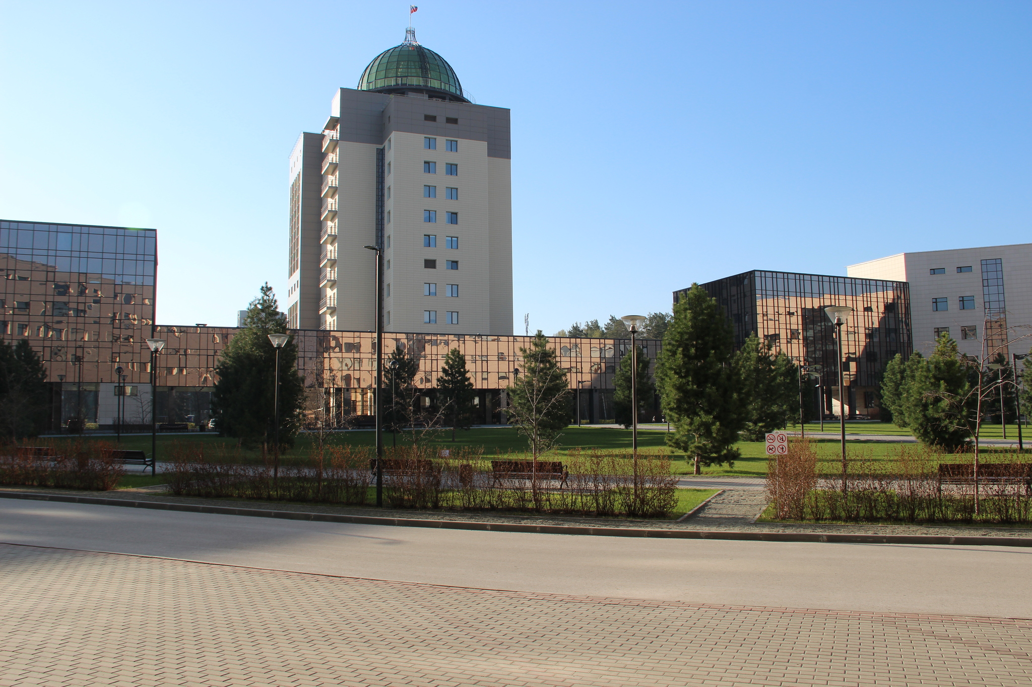 Новосибирский Академгородок. Внутренний двор НГУ. Первые числа мая | Пикабу