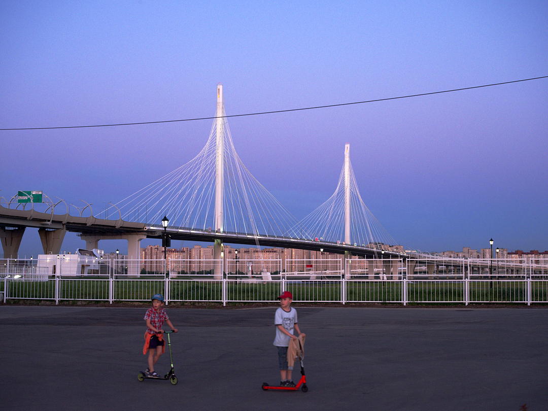 Evening on Novokrestovskaya embankment - My, The photo, Saint Petersburg, Street photography, Walk, Architecture, Atmosphere, Sunset, Evening, , Town, Summer, Embankment, Sky, 2021, Fujifilm, Longpost, Cable-stayed bridge, Lakhta Center, Zsd