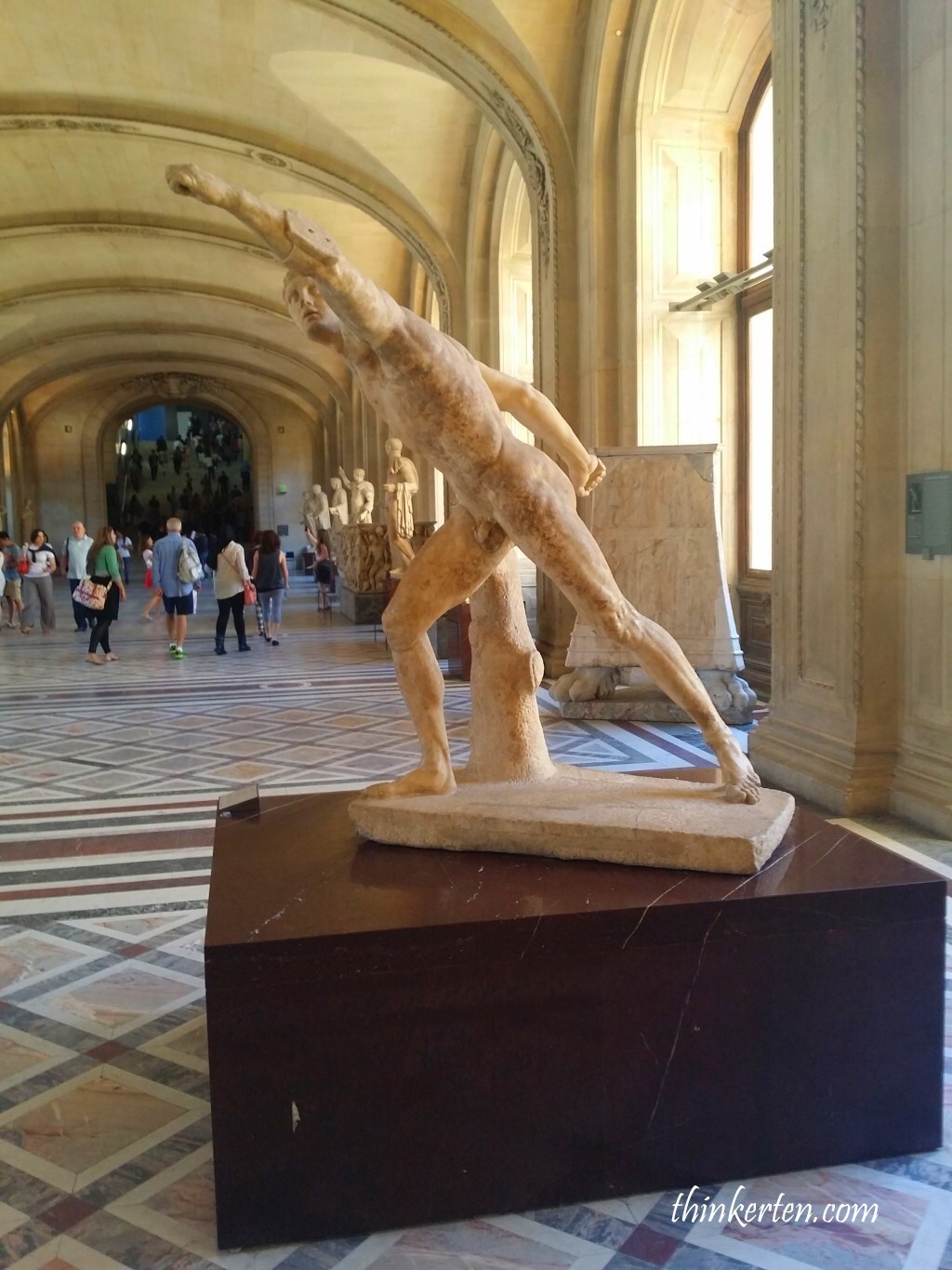 While everyone is queuing to see the Mona Lisa, there is something to admire on other floors too. - Louvre, Exhibit, Museum, Nudity, Sculpture, Fresco, Longpost