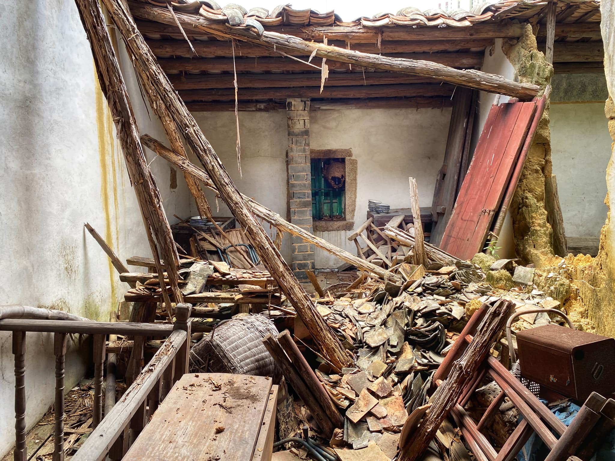 Abandoned house in Hong Kong and household items - My, Abandoned, China, House, Interior, Longpost