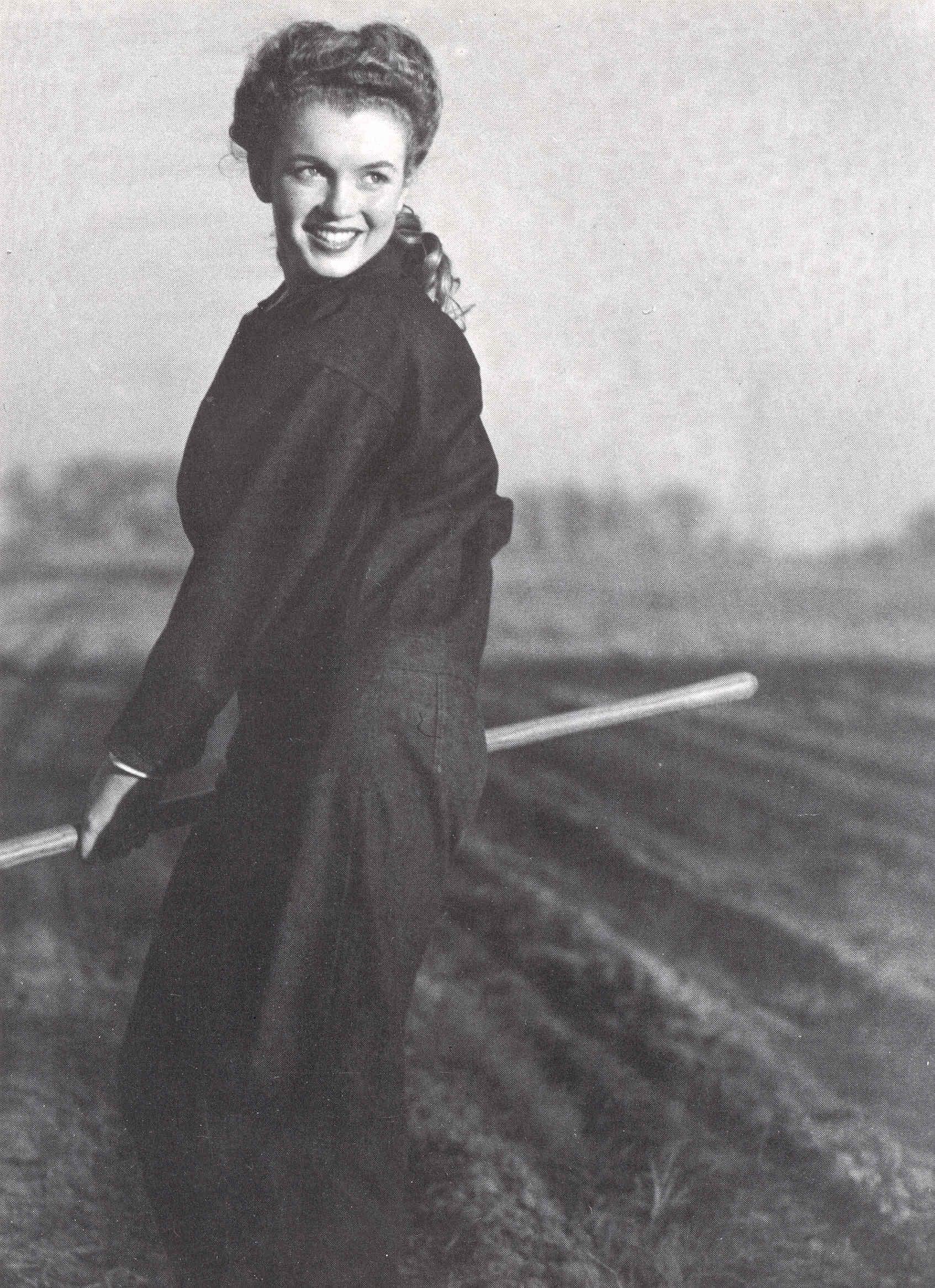 Marilyn Monroe photographed by Andre de Gyeneche (I) Cycle Magnificent Marilyn part 997 - Cycle, Gorgeous, Marilyn Monroe, Actors and actresses, Celebrities, Blonde, Girls, Black and white photo, 1945, Longpost, Norma Jeane
