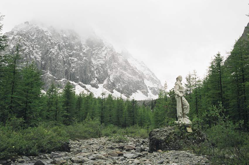 Small Aktru, Republic of Altai. - My, The nature of Russia, Nature, Lake, beauty of nature, Altai Republic, River, Fog, Tree, The photo, Mobile photography, Altai Mountains, The mountains, Clouds, Memorial, Sculpture, Glacier, Mountaineering, Russia, Travels, Travel across Russia, Longpost