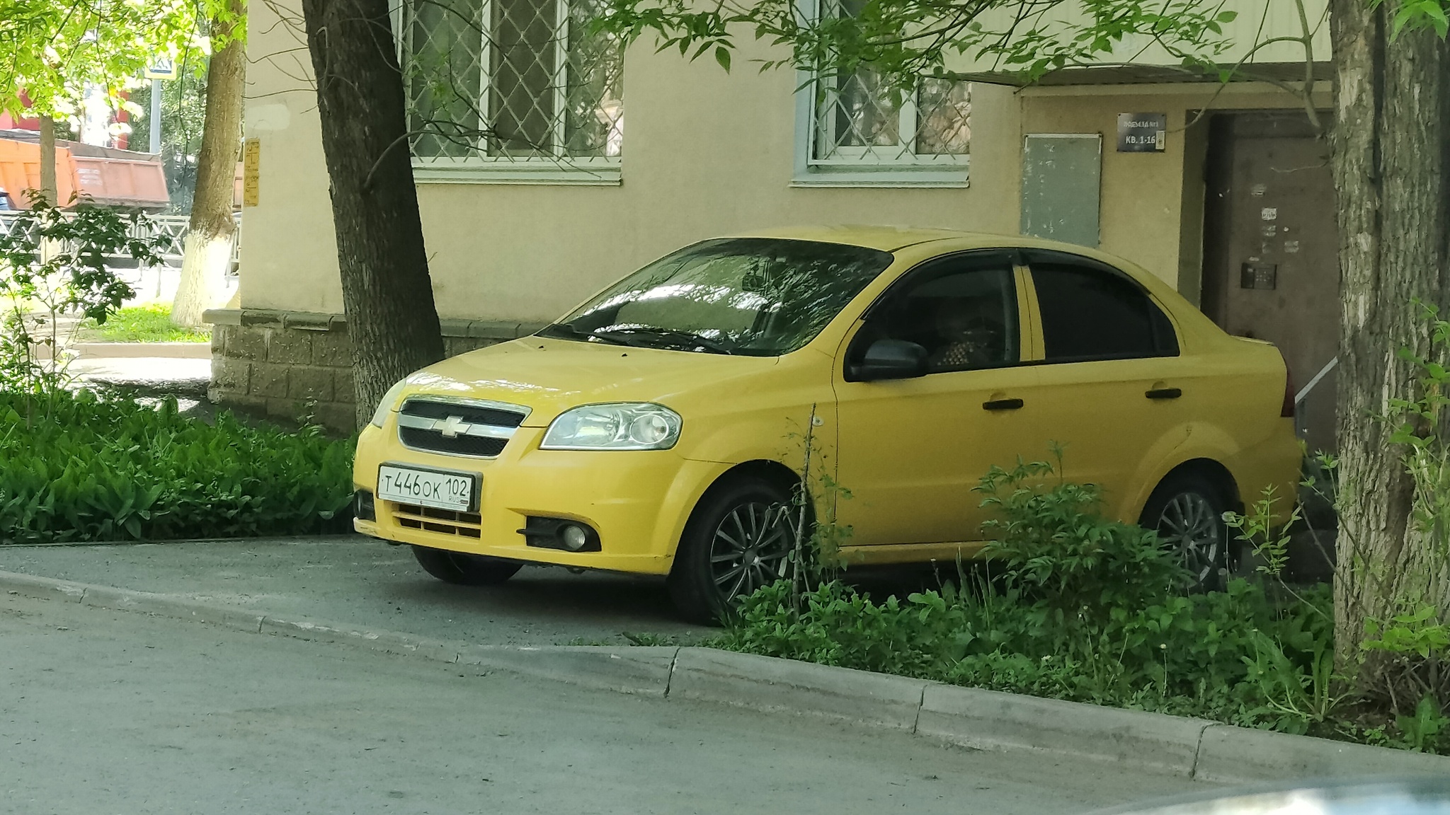 Желтые машины во дворе