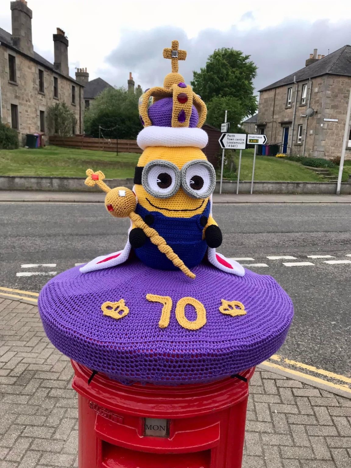 Someone contributed to the festive decoration on the occasion of the platinum anniversary of Elizabeth II on the throne - Queen Elizabeth II, Minions, Knitting