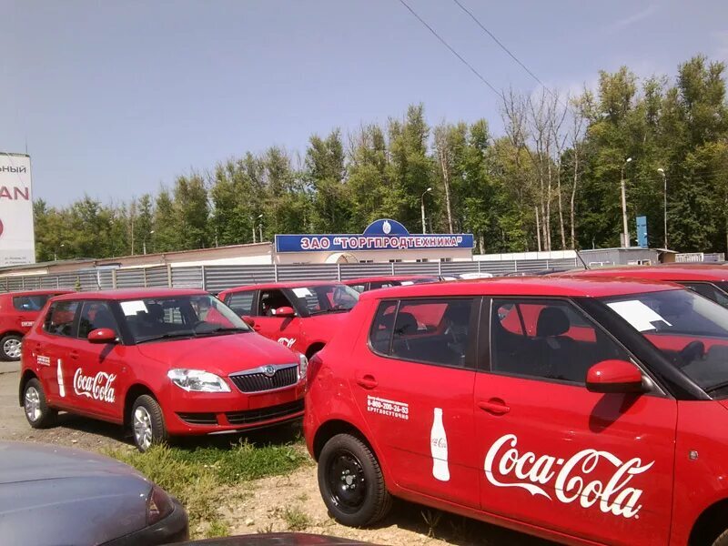 В фирме свободно 20 машин. Кока кола автопарк. Coca Cola автомобили корпоративные. Служебный автомобиль Кока кола. Шкода Кока кола.