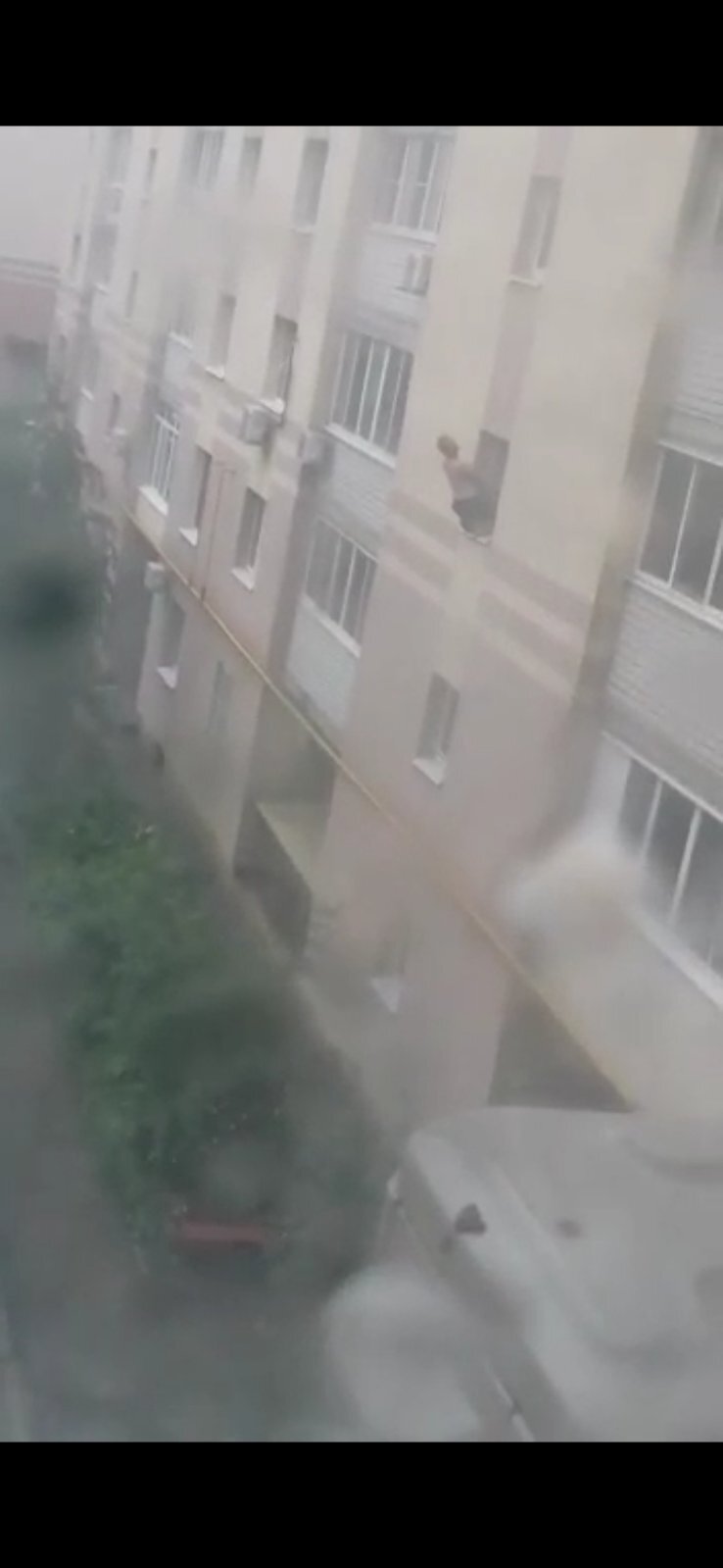 Как москвичи спасались от пожара в многоэтажке через окна на видео