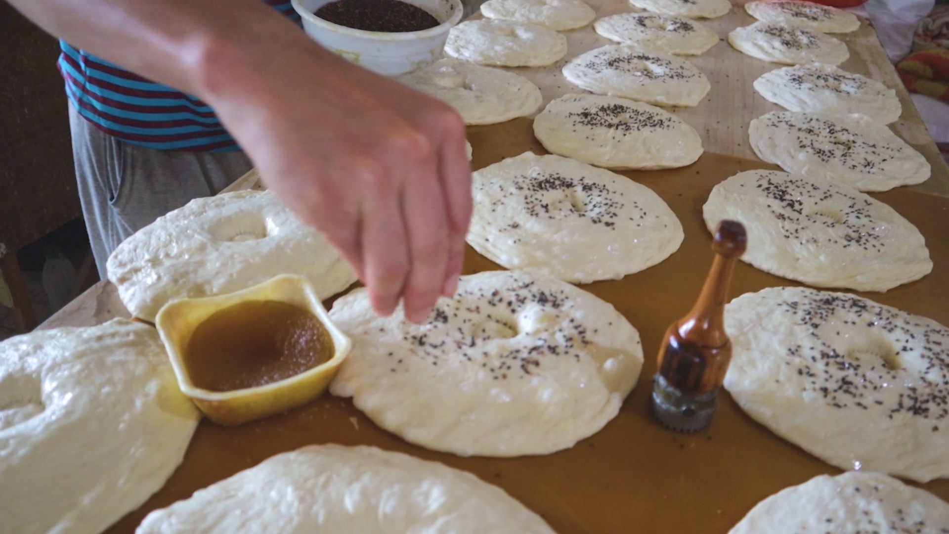 BAKE FACTORY 10 000 pieces per day Traditional Uzbek Flatbreads 16 tandoors! - My, Food, Bakery products, Tortillas, Uzbekistan, Yummy, Bread, Video, Youtube, Longpost