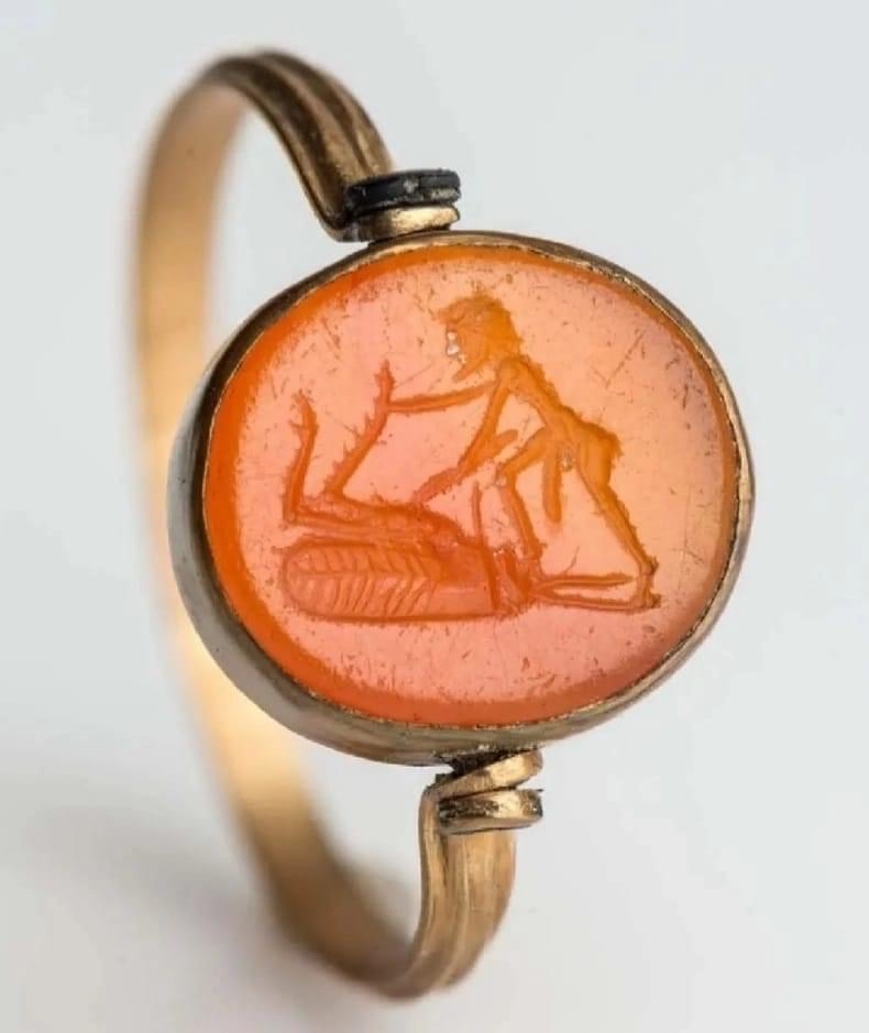 Pikabushnik fights a cockroach - the scene is carved on a ring gem, 1st century BC. Rome of the Republic period - Antiquity, Humor, Pick-up headphones, Fight, Insects, Ring