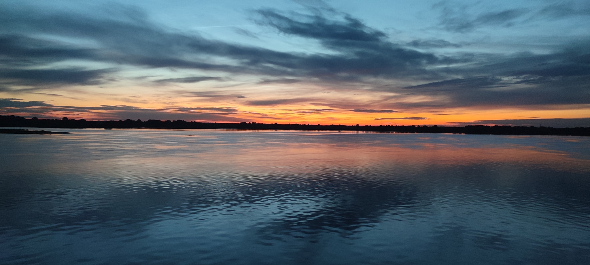 My very first post. Please do not scoff, but point out mistakes. Advice is also welcome. Nizhny Novgorod, Volga - My, Nizhny Novgorod, Landscape, dawn, River, Volga river, Photo on sneaker, Amateur photography, Sky, Clouds