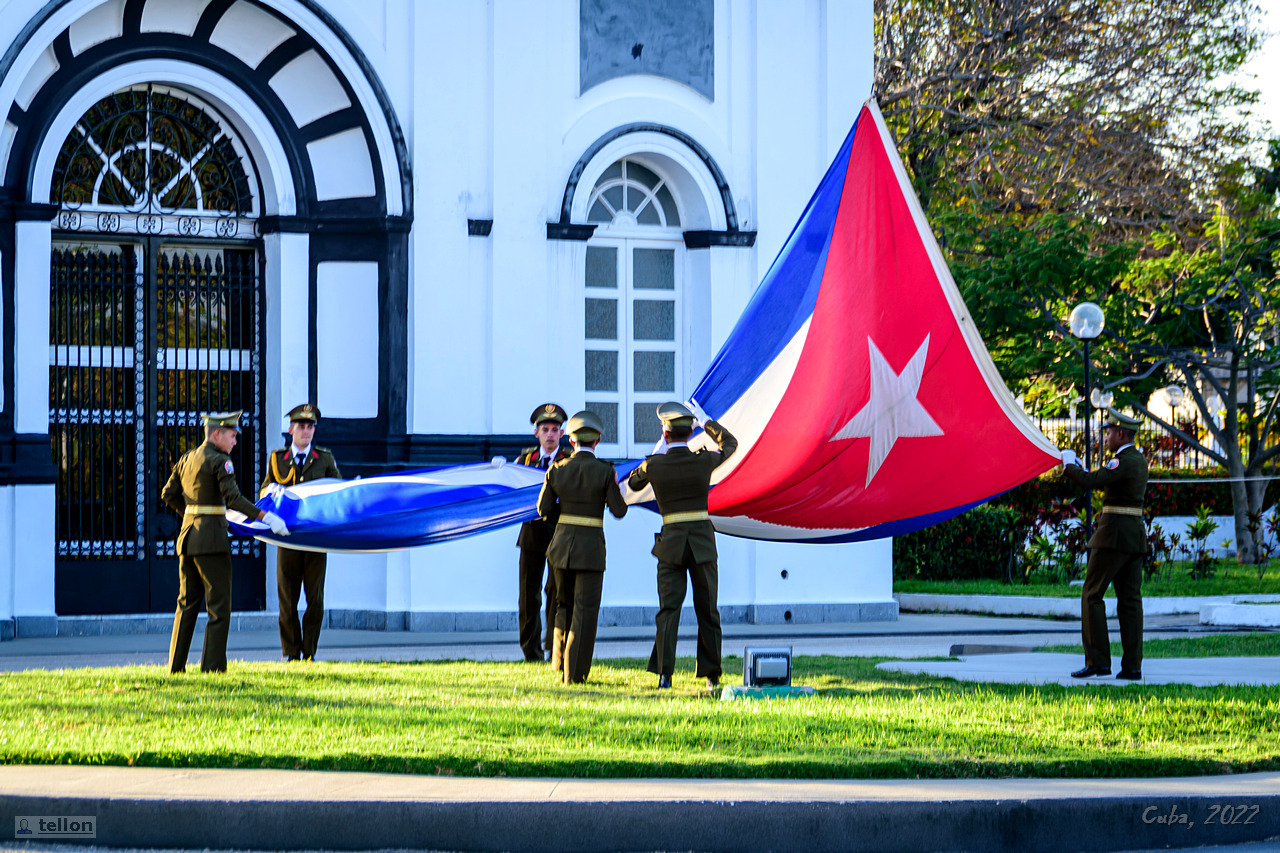 Raising the guard and lowering the national flag - My, The photo, Travels, Cuba, sights, Cemetery, Eternal flame, Guard of honor, Flag, Ritual, Military, Santiago, Longpost