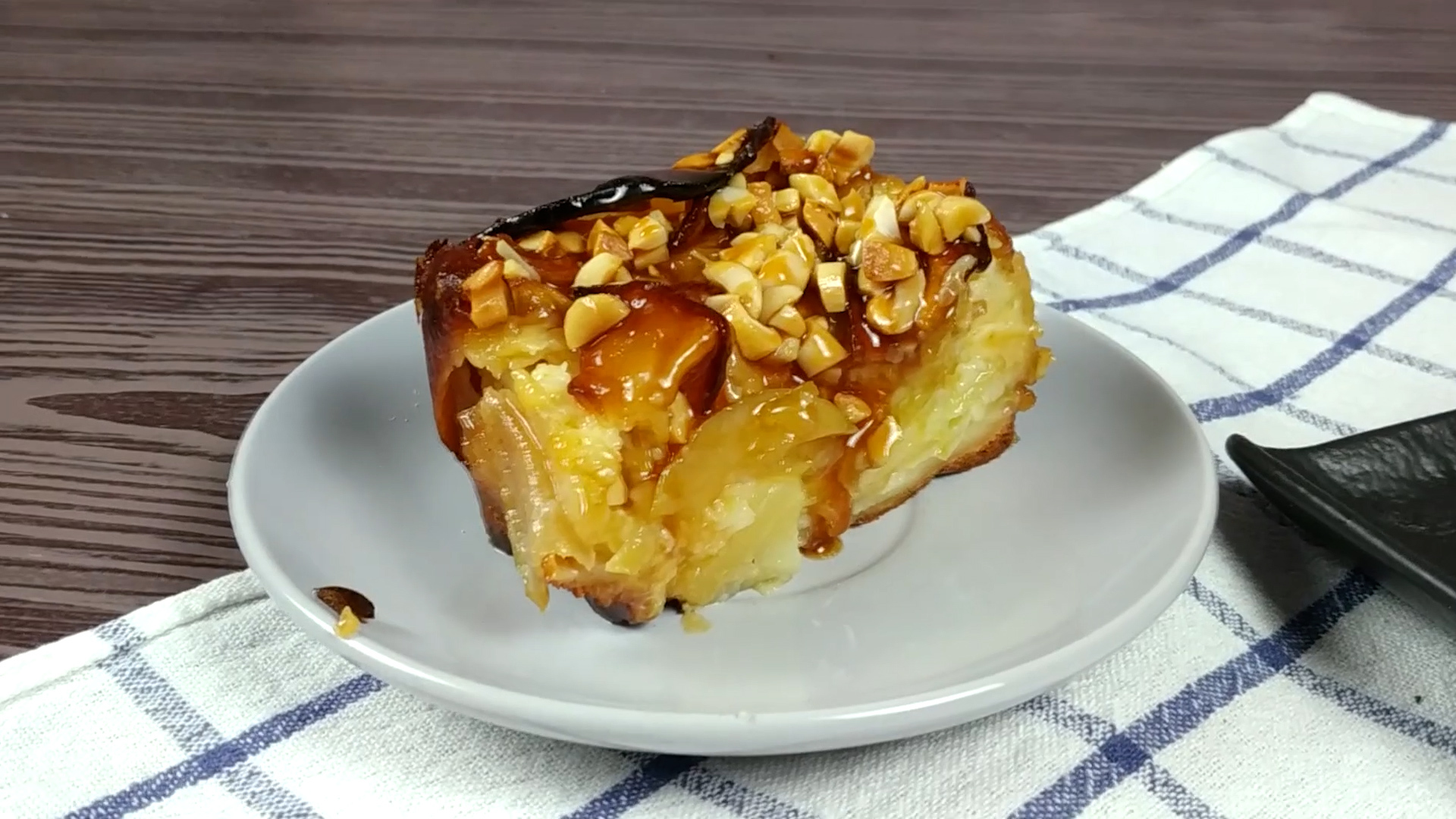 Apple pie with caramel and nuts - My, Video recipe, Yummy, Preparation, Cooking, Dessert, Recipe, Bakery products, Video, Youtube, Longpost, Apple pie