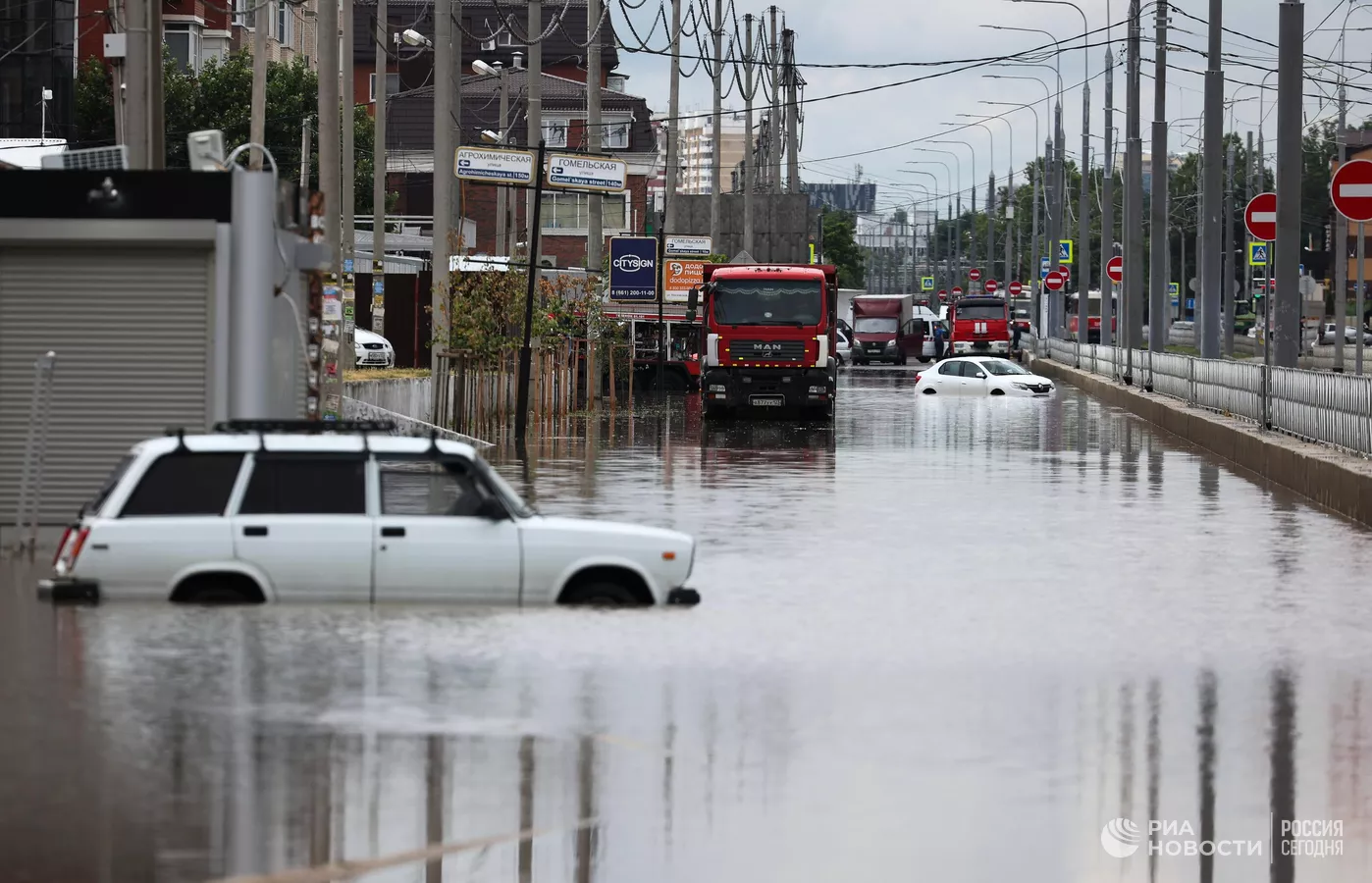 Машины в воде, лодки на улицах: Краснодар после мощного ливня | Пикабу