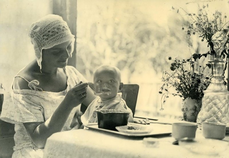 Morning, 1924 - Black and white photo, History of the USSR, Old photo, Motherhood, Children, 20th century, the USSR