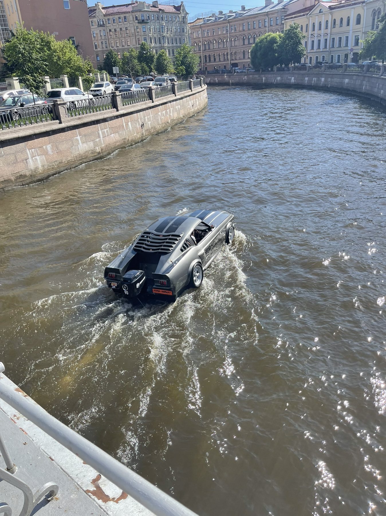 Плавающий мустанг замечен в Петербурге - Моё, Мустанг, Ford, Санкт-Петербург, Река, Фотография, Плавсредство, Длиннопост