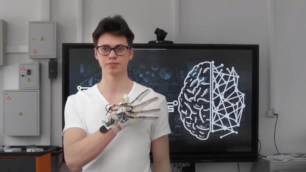 A Moscow student created a glove that voices sign language - news, Moscow, Pupils, Sign language translation, Video