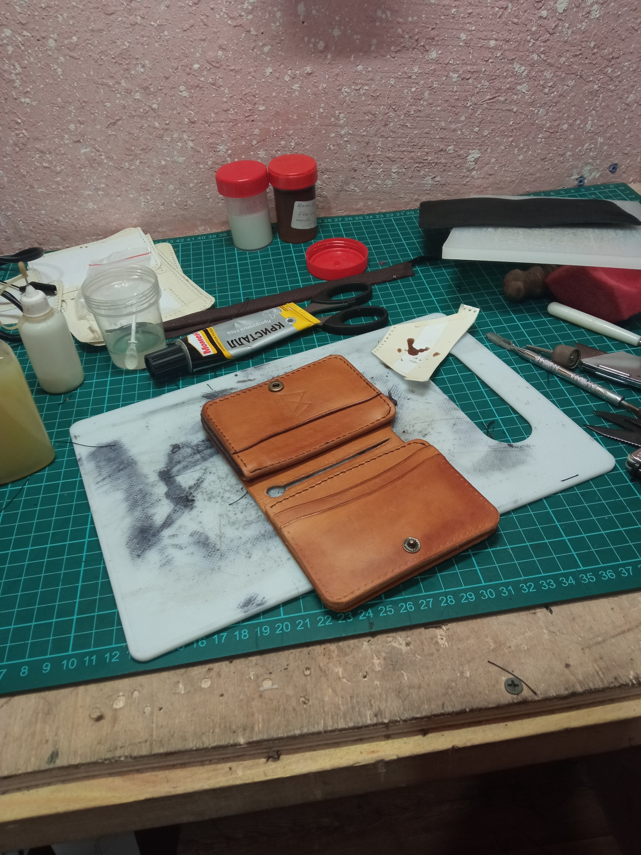 Genuine leather men's wallet - My, Needlework with process, Leather, Natural leather, Leather products, Male, Craft, Wallet, Wallet, Hobby, Longpost