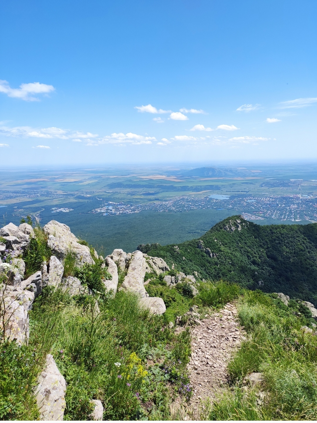 Trekking to Mount Beshtau (1402 m) - My, Hike, Beshtau, Leisure, Tourism, The mountains, Video, Vertical video, Longpost