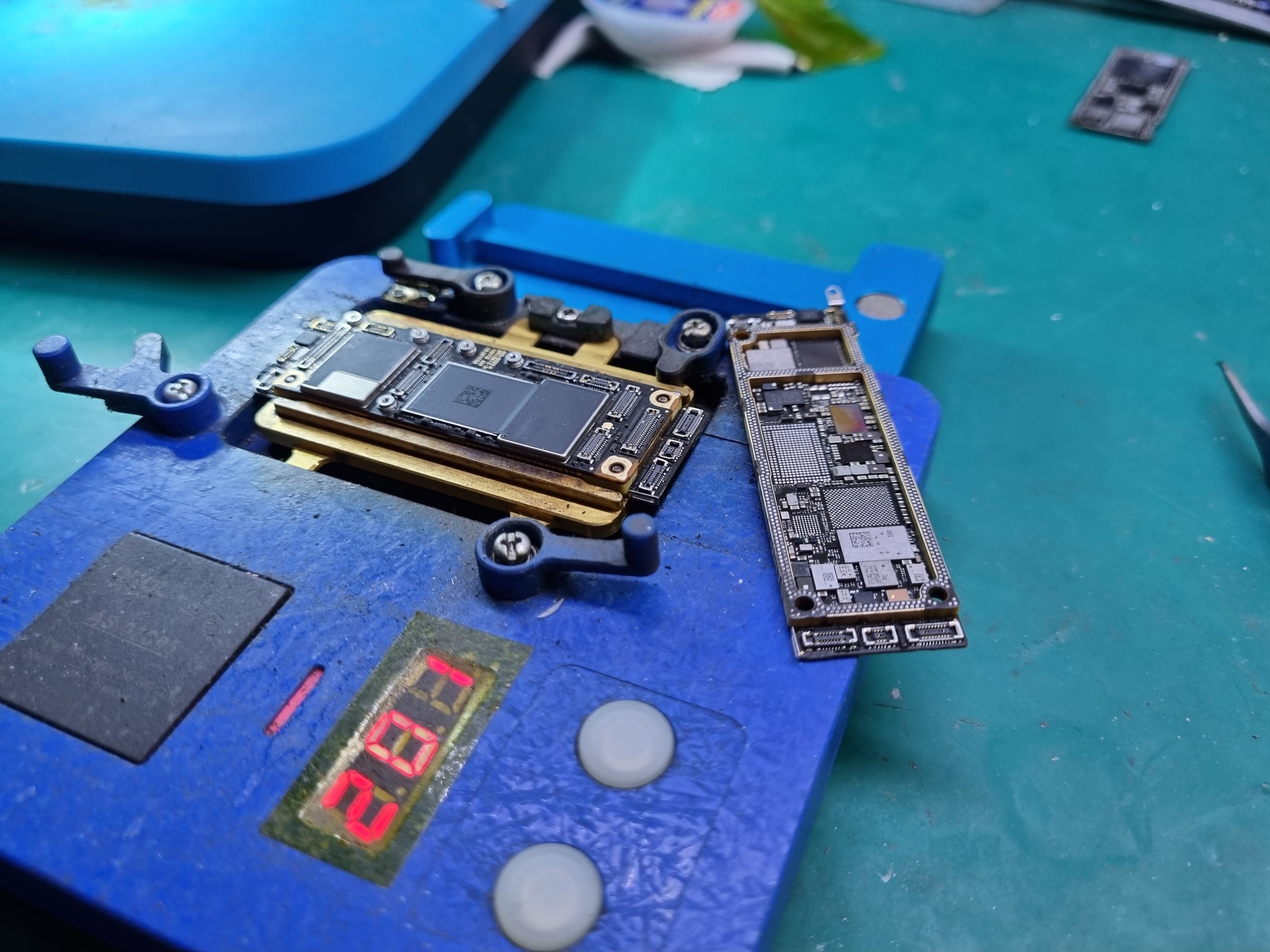 How a faulty microphone in a phone can deprive it of full functionality. - My, Moscow, Repair of equipment, Ремонт телефона, Soldering, Recovery, Rebolling, Apple, iPhone, iPhone 11, Longpost