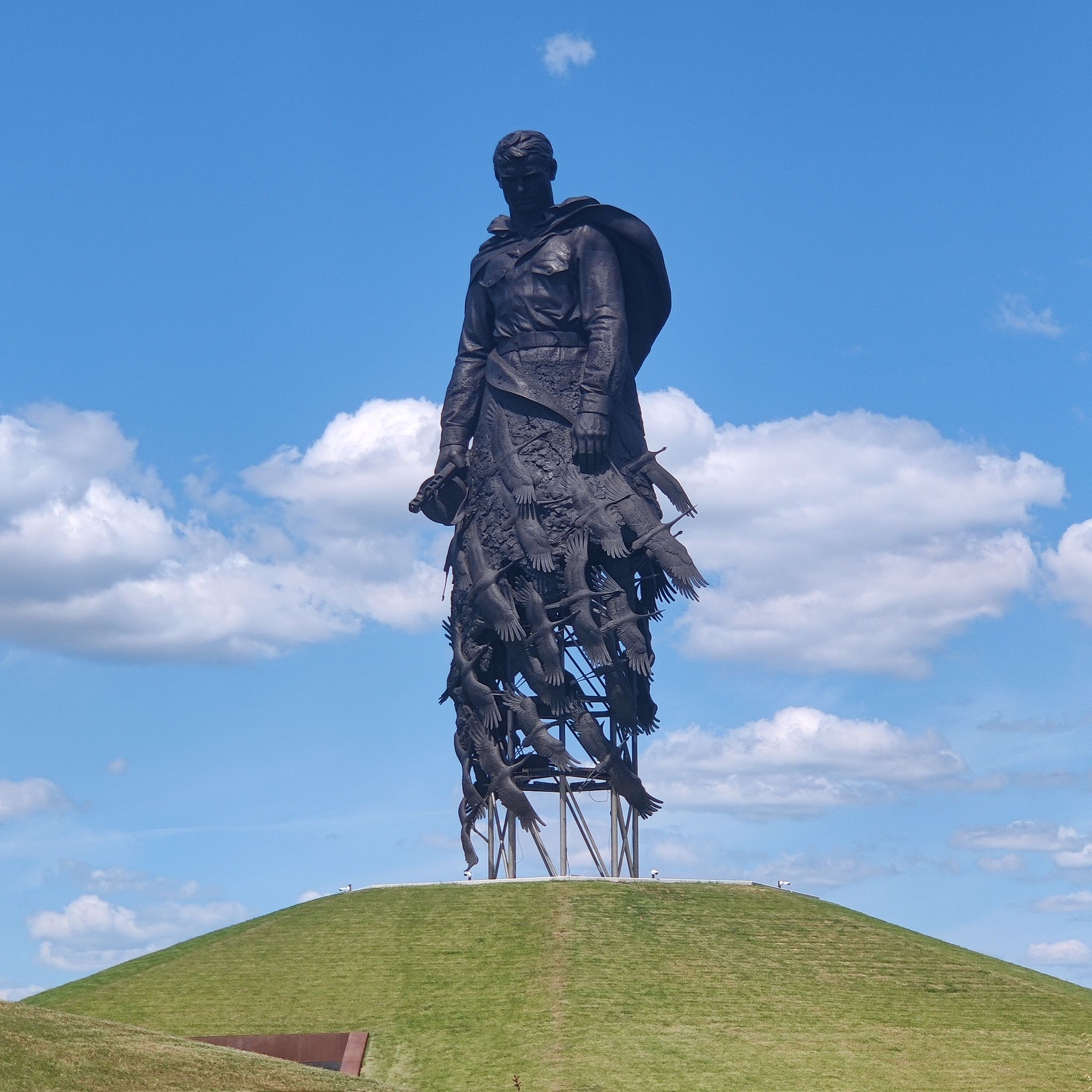 Памятник во ржеве солдатам новый с журавлями. РЖЕВСКИЙ мемориал советскому солдату. РЖЕВСКИЙ мемориал проект. Монумент солдату. РЖЕВСКИЙ памятник.