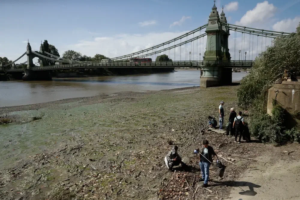 Used wet wipes form 'island' that changes course of Thames - Garbage, Ecology, Plastic, Great Britain, London, Longpost