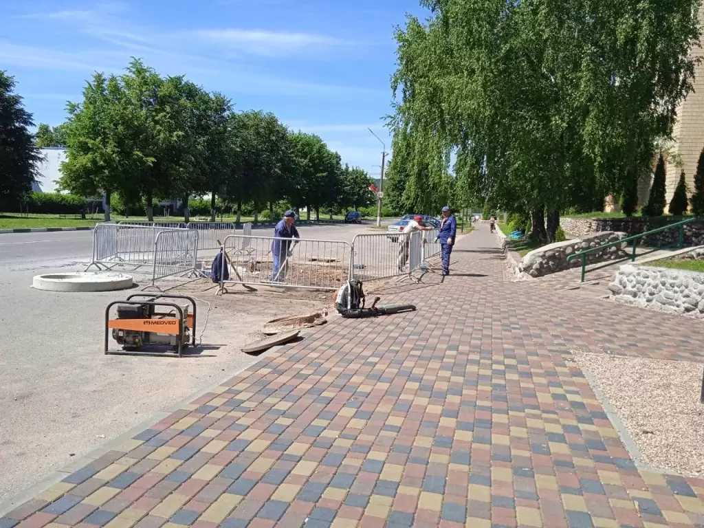 Woe LUKE. In Logoisk, a hatch that failed in the parking lot is being restored - Republic of Belarus, Logoisk, Sewer hatch, Minska Pravda Mlyn by, Longpost