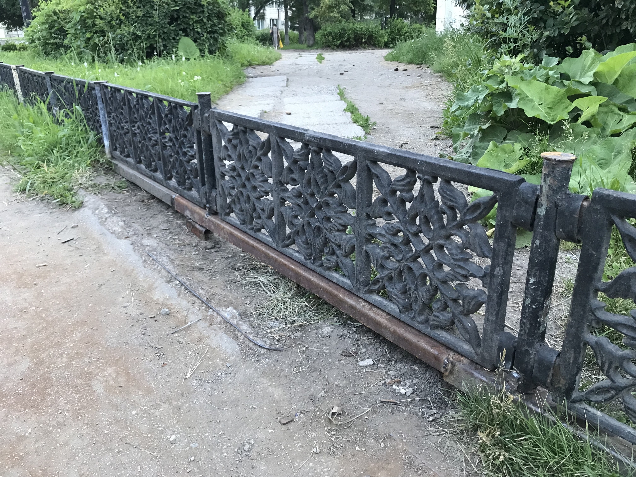 Why repair the sidewalk when you can put up a fence? - My, Beautification, Urban environment, Sidewalk, Fence, Problem, Miass, Longpost, And so it will do