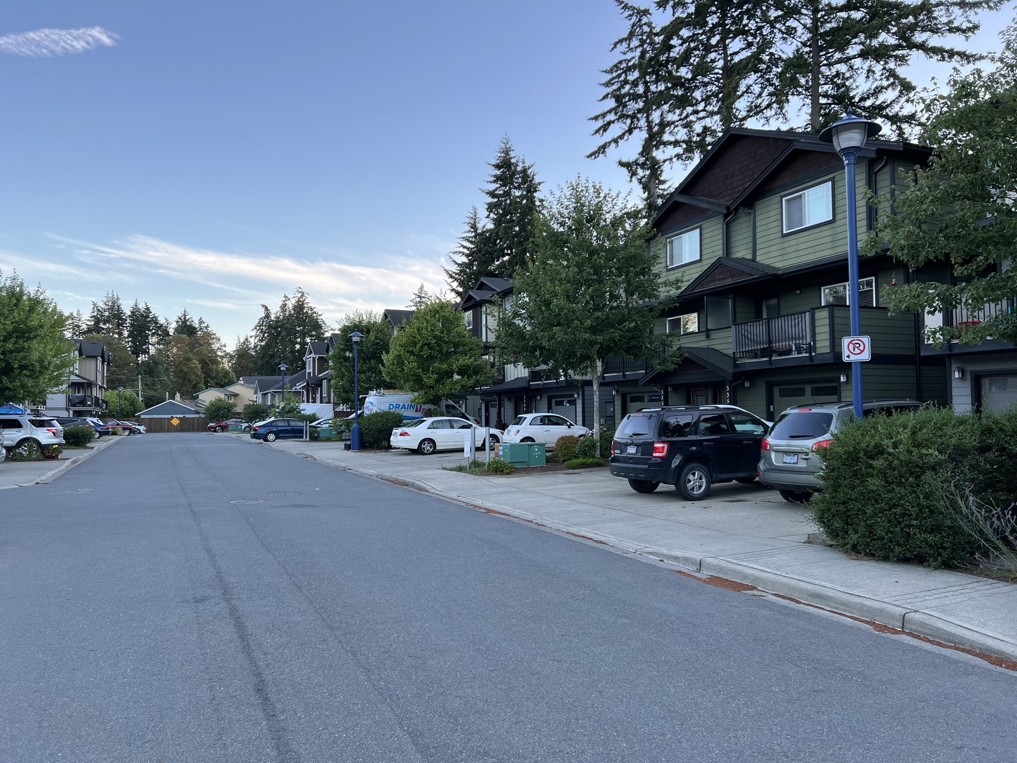 Canada - My, Town, Road, House, Architecture, The street, City walk, Street photography, Evening, Auto, Tesla, A life, Purity, beauty, Canada, Longpost