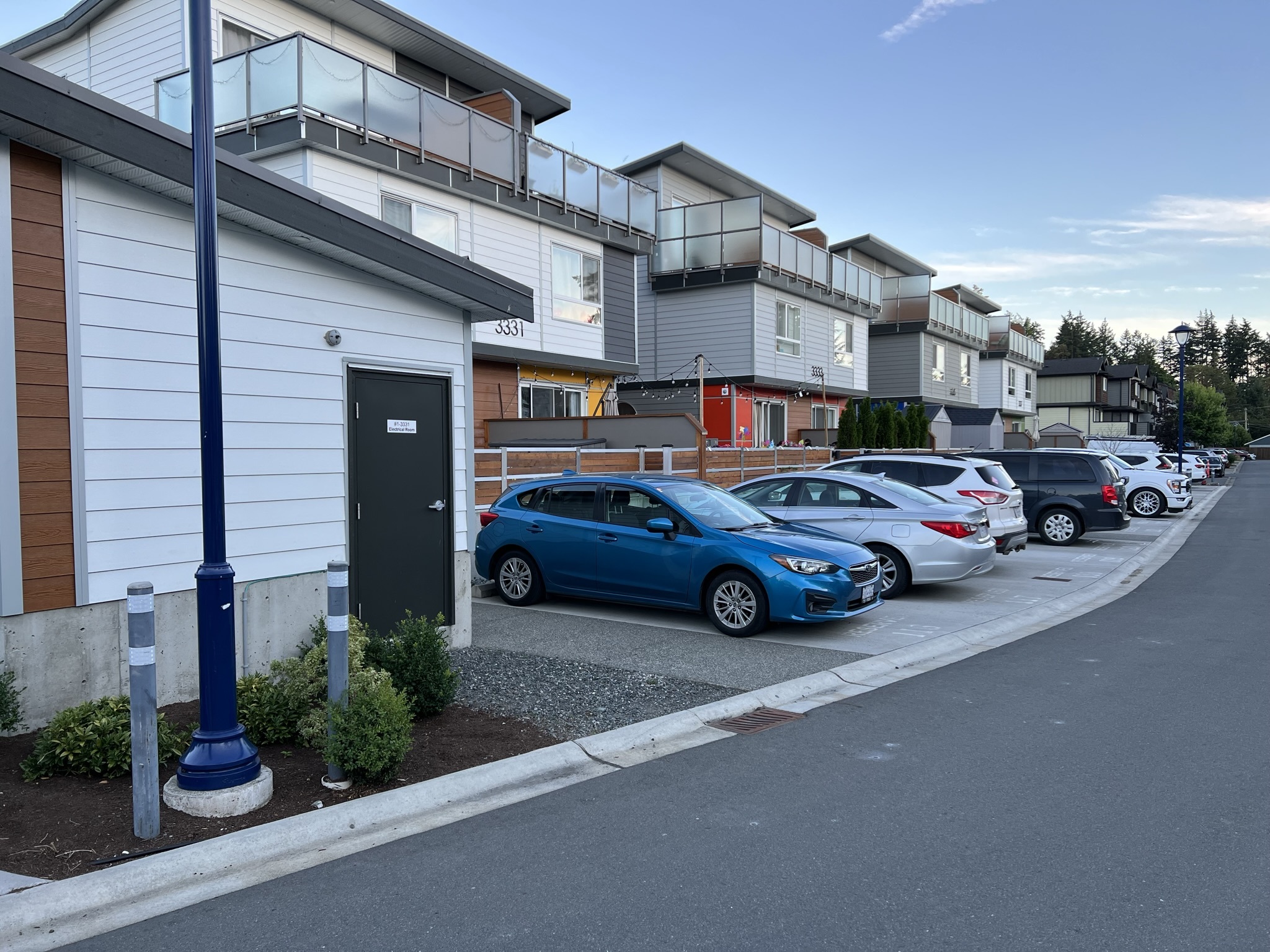 Canada - My, Town, Road, House, Architecture, The street, City walk, Street photography, Evening, Auto, Tesla, A life, Purity, beauty, Canada, Longpost