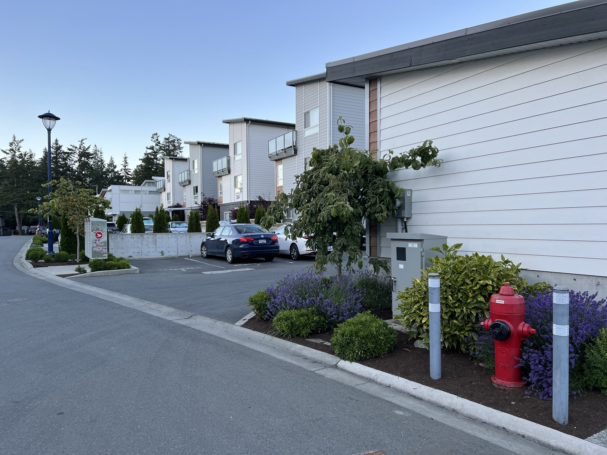 Canada - My, Town, Road, House, Architecture, The street, City walk, Street photography, Evening, Auto, Tesla, A life, Purity, beauty, Canada, Longpost