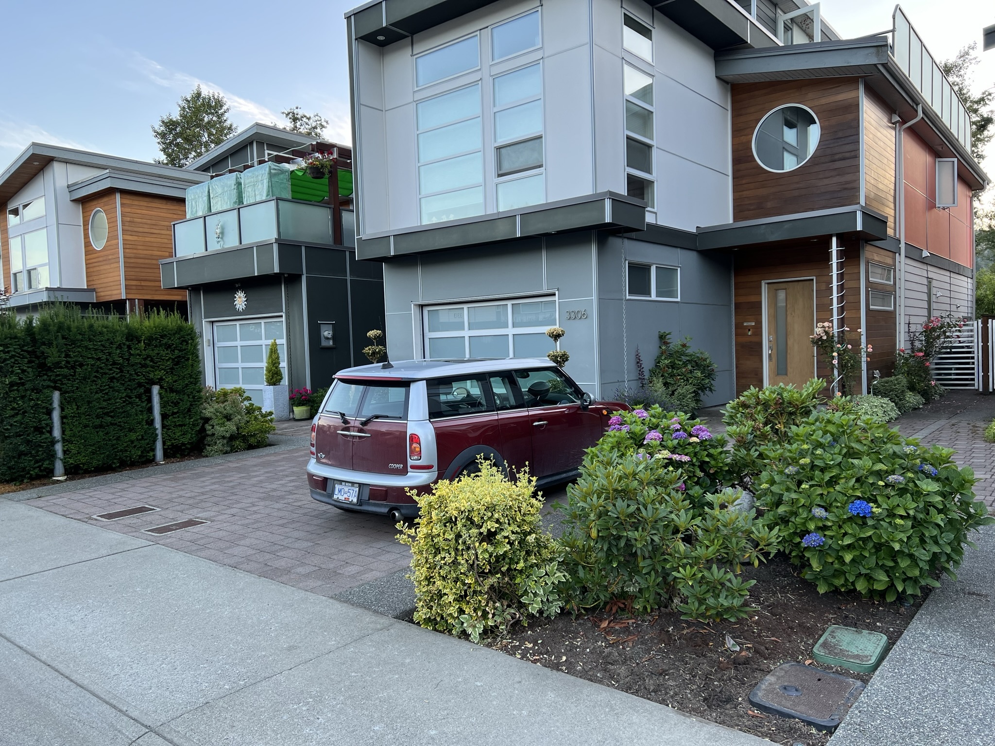 Canada - My, Town, Road, House, Architecture, The street, City walk, Street photography, Evening, Auto, Tesla, A life, Purity, beauty, Canada, Longpost