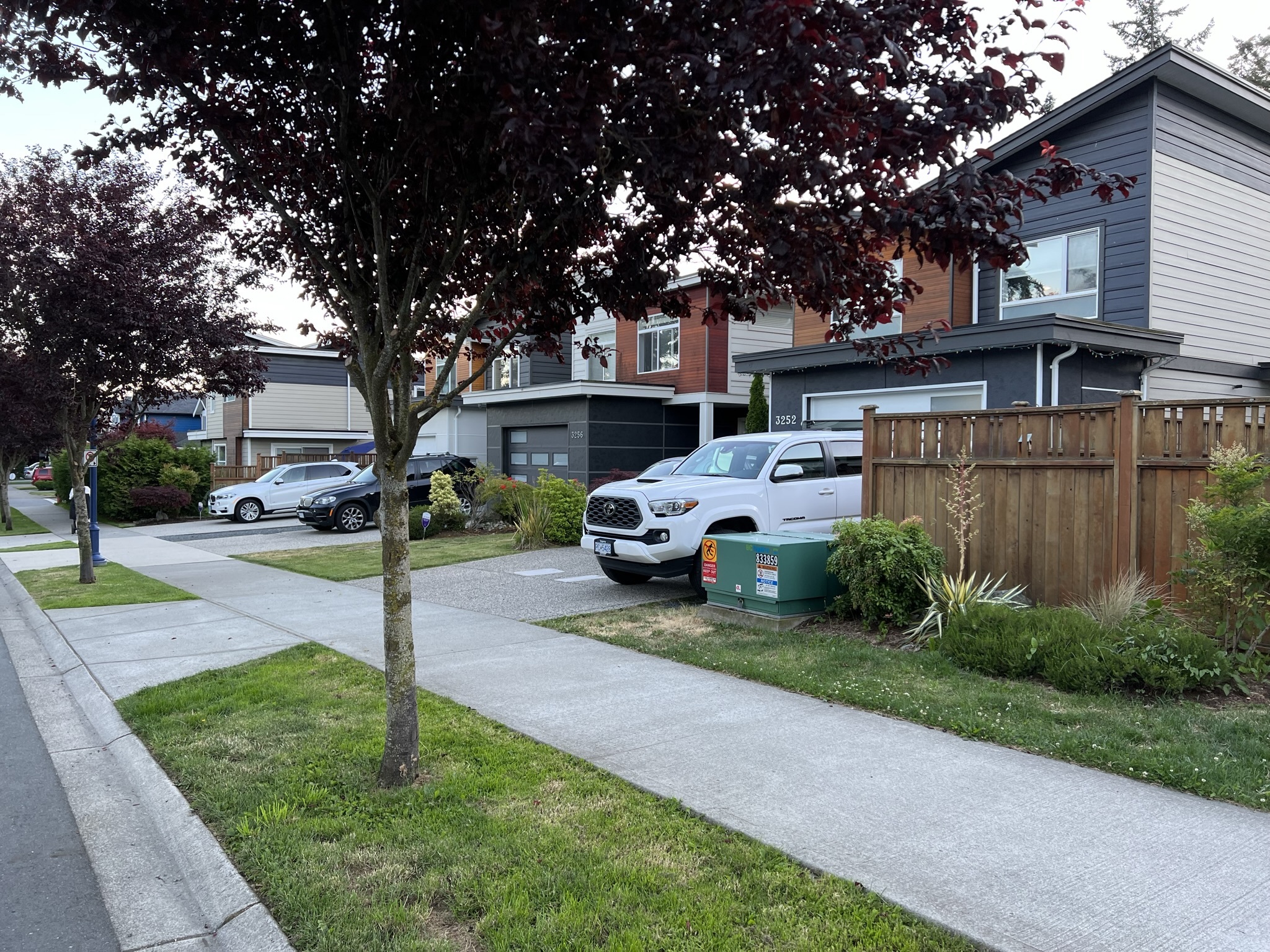 Canada - My, Town, Road, House, Architecture, The street, City walk, Street photography, Evening, Auto, Tesla, A life, Purity, beauty, Canada, Longpost