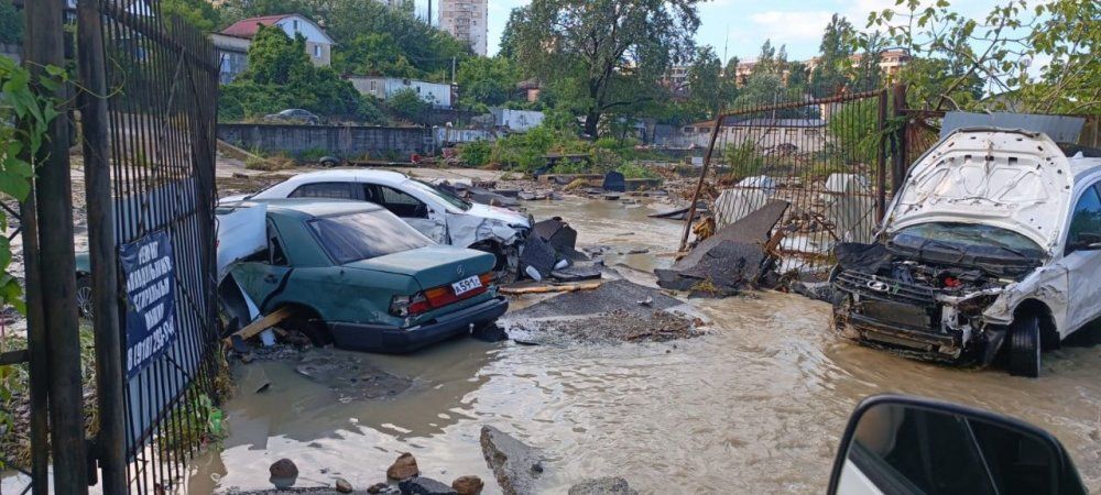 Металлолом из машин заполонил улицы Сочи после потопа - Сочи, Наводнение, Результат, Вертикальное видео, Видео, Видео вк, Длиннопост