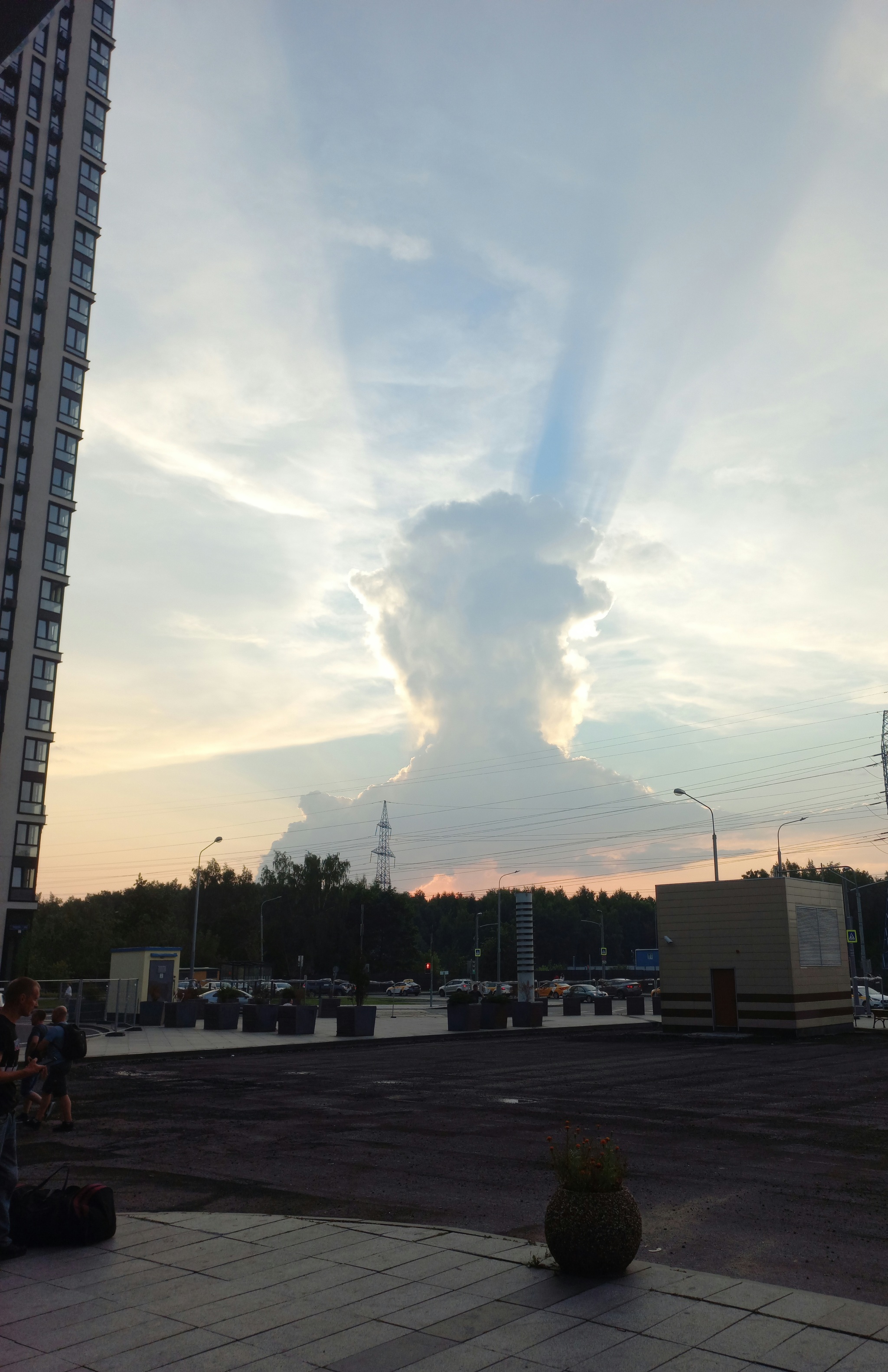 It's like an alien is watching... Or feel like an ant - My, Pareidolia, It seemed, Giant, Clouds, Sky, Moscow, Longpost