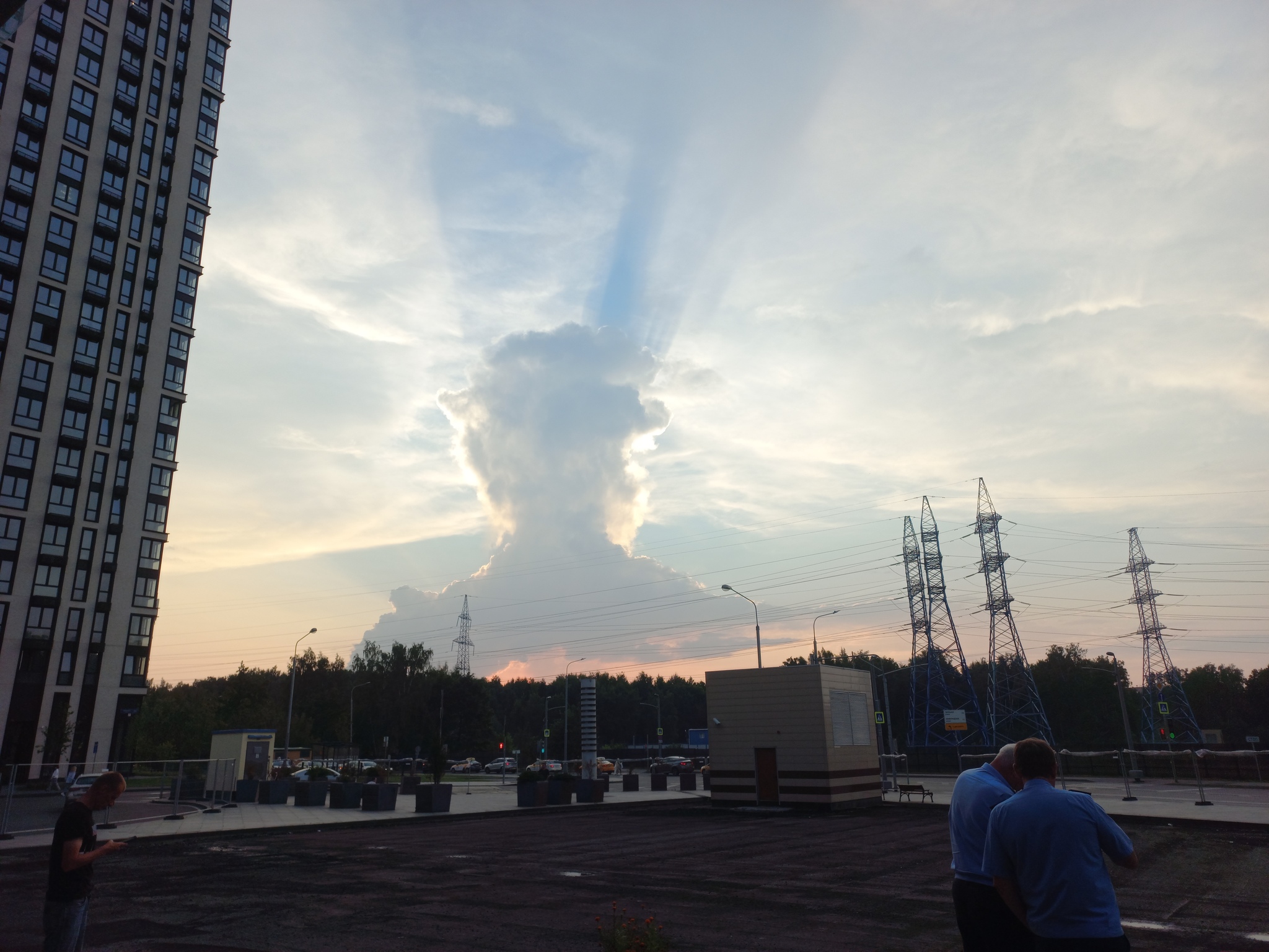 It's like an alien is watching... Or feel like an ant - My, Pareidolia, It seemed, Giant, Clouds, Sky, Moscow, Longpost