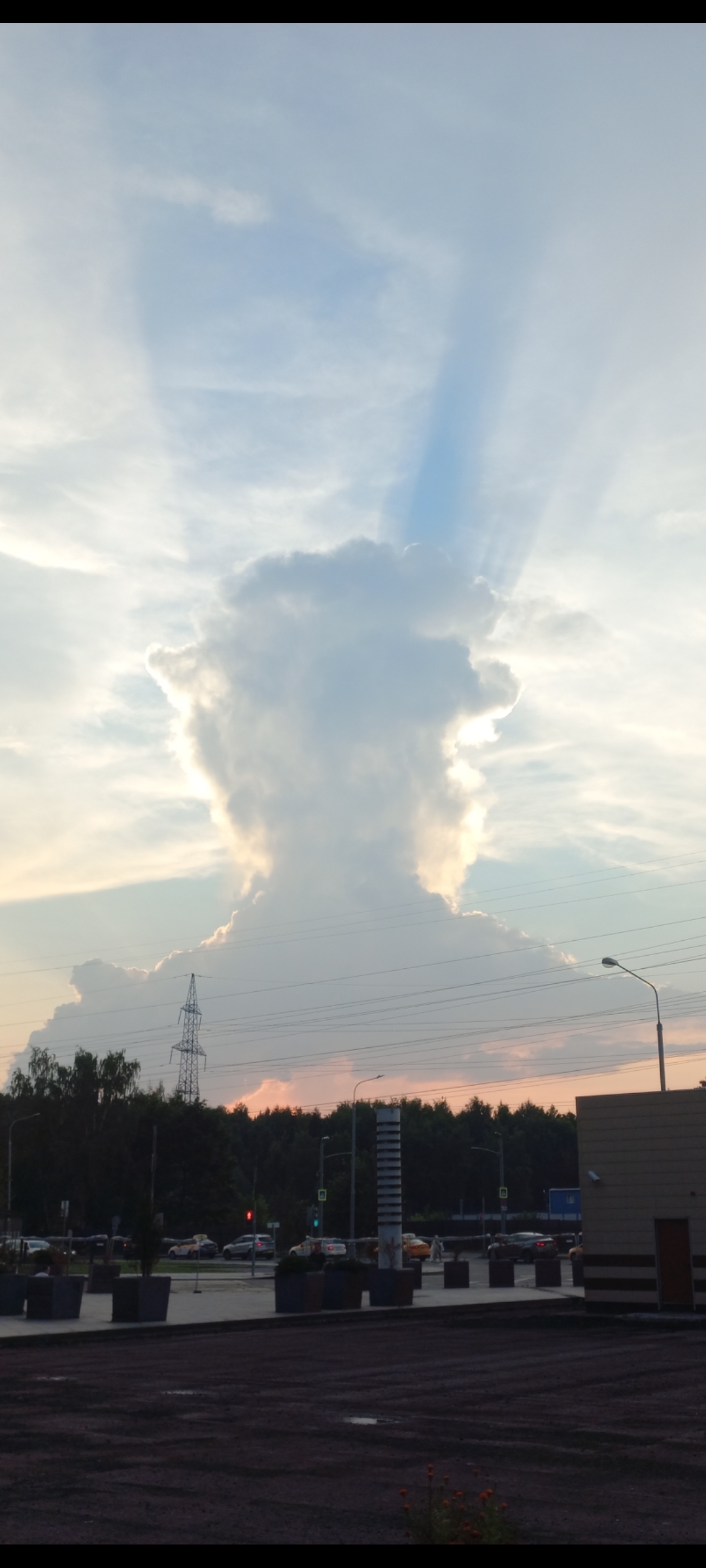 It's like an alien is watching... Or feel like an ant - My, Pareidolia, It seemed, Giant, Clouds, Sky, Moscow, Longpost