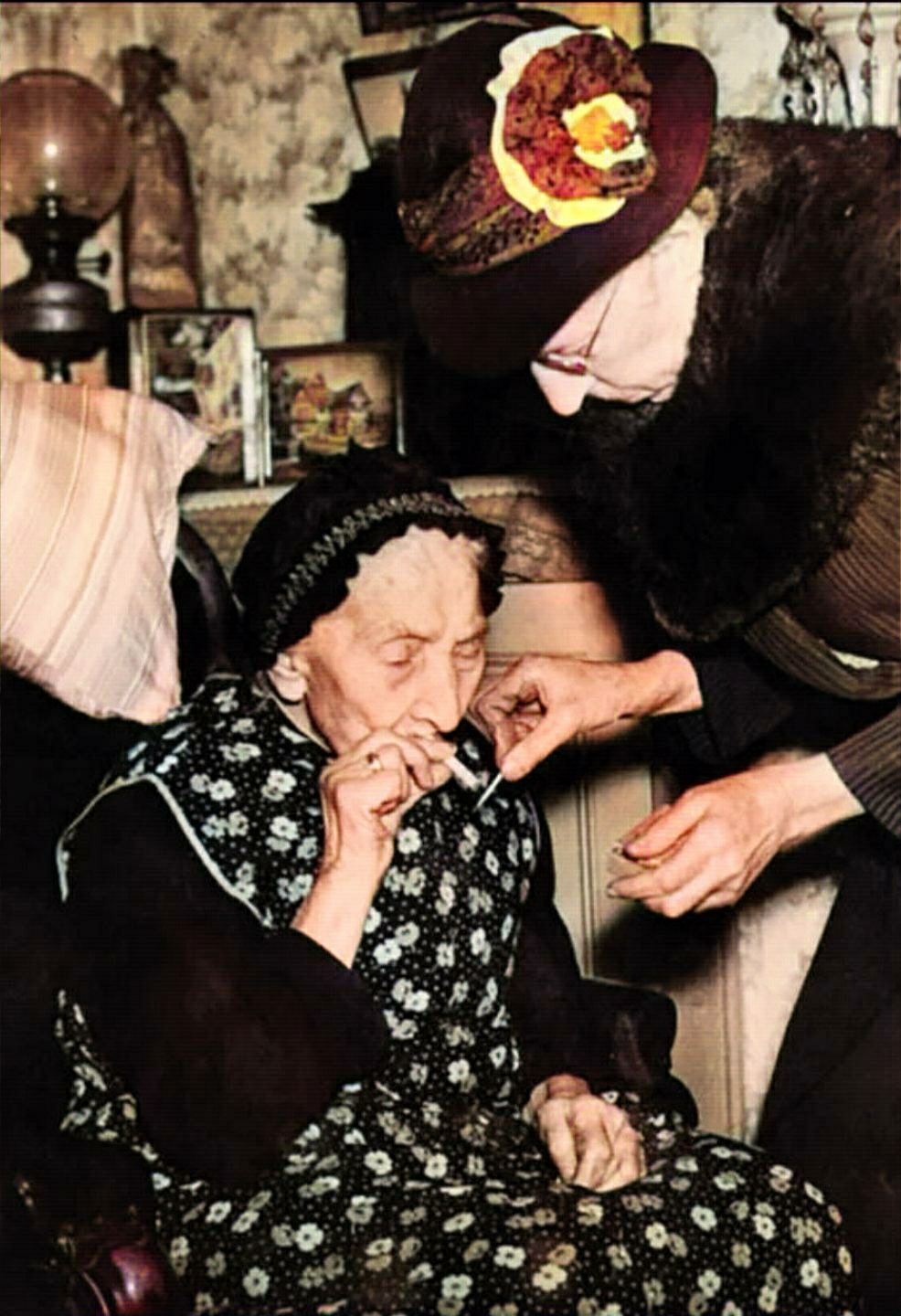 Mary Parish, 75, lights a cigarette for her 101-year-old mother. - The photo, Old photo, Black and white photo, Parents and children, Long-liver, 40's, England, Longpost