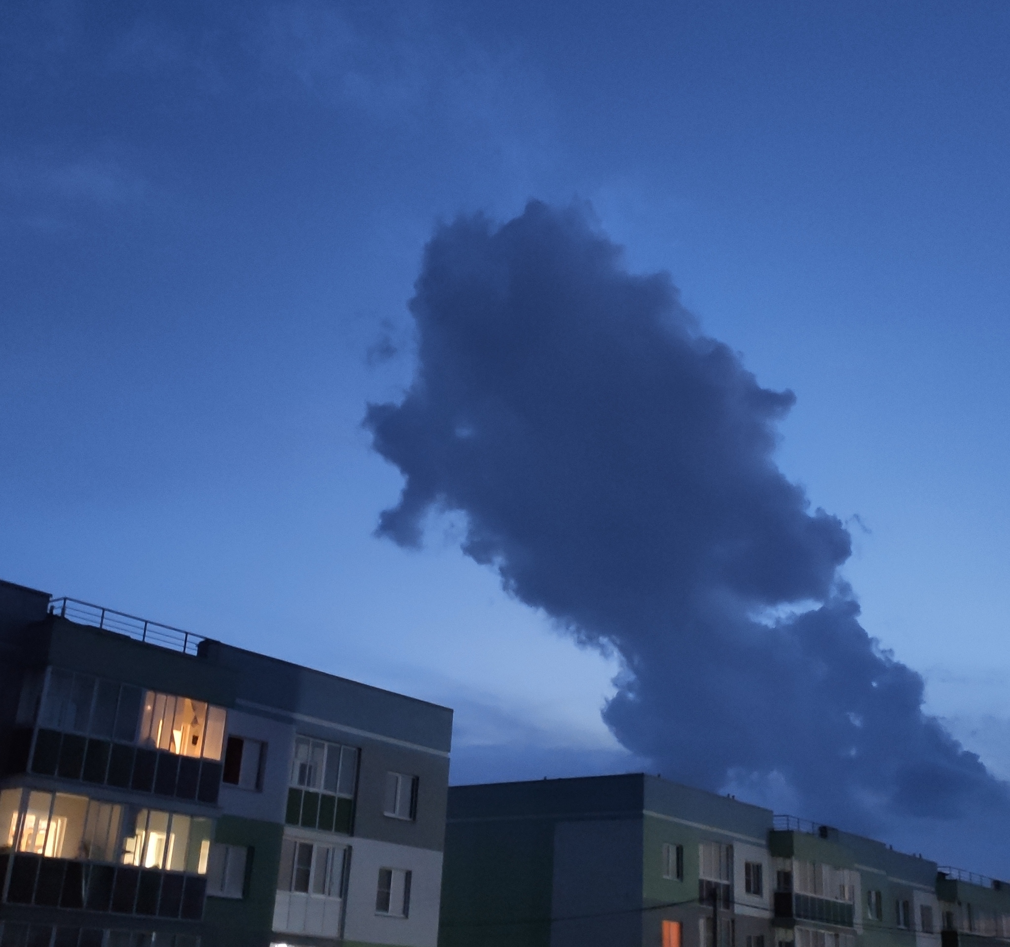 The lion jumps over the buildings and yells at the approaching dragon from the right - My, Mobile photography, Clouds, Pareidolia, It seemed