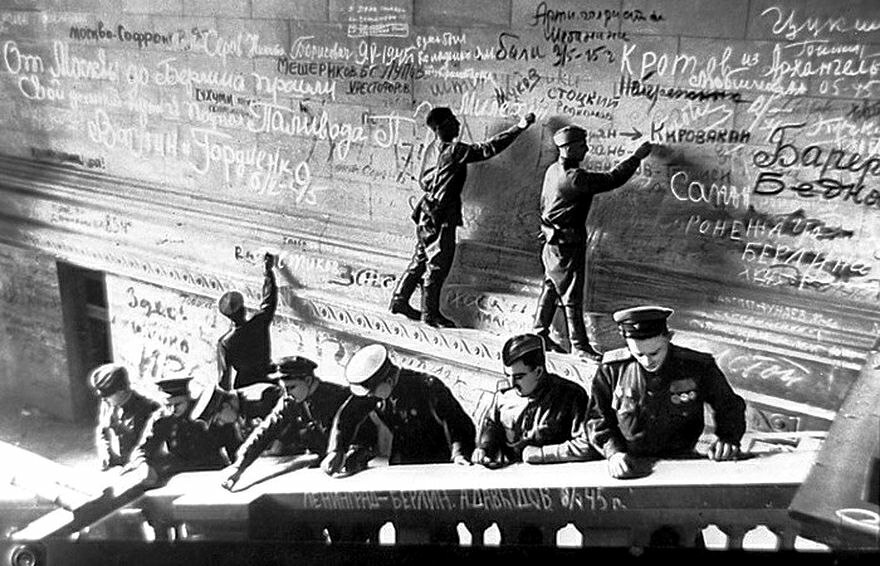 Soviet soldiers leave paintings on the walls of the Reichstag, Germany, 1945 - The photo, Black and white photo, Old photo, Photographer, Reichstag