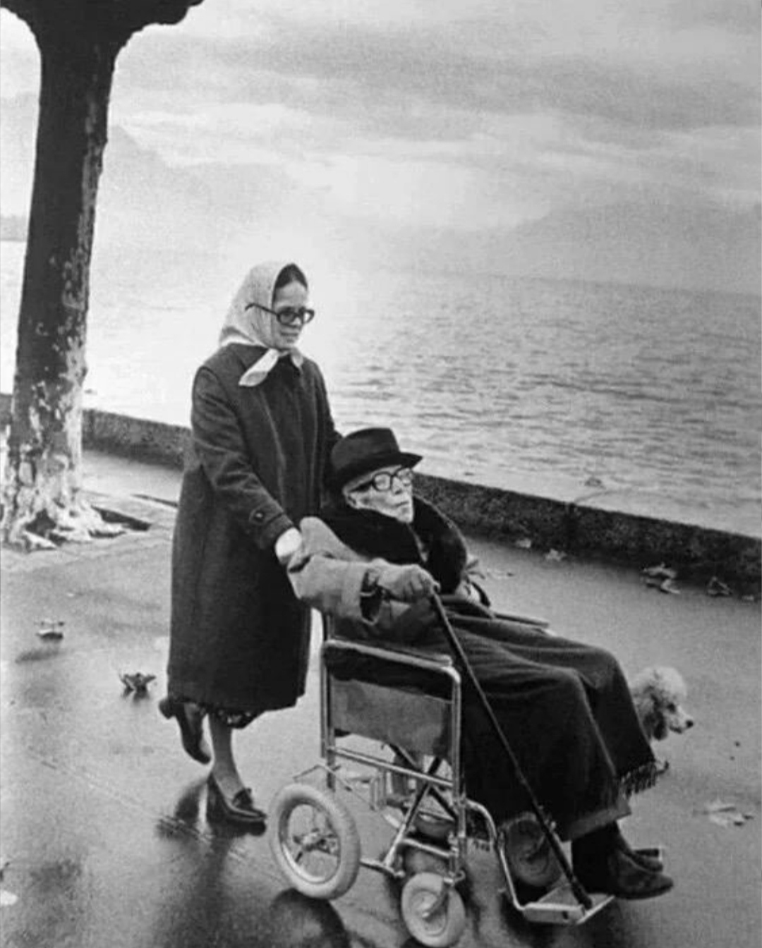 Last photo of Charlie Chaplin, accompanied by his wife Una, on a walk along the shores of Lake Leman in Vevey, Switzerland, October 1977 - The photo, Old photo, Black and white photo, Charlie Chaplin, 70th, Actors and actresses