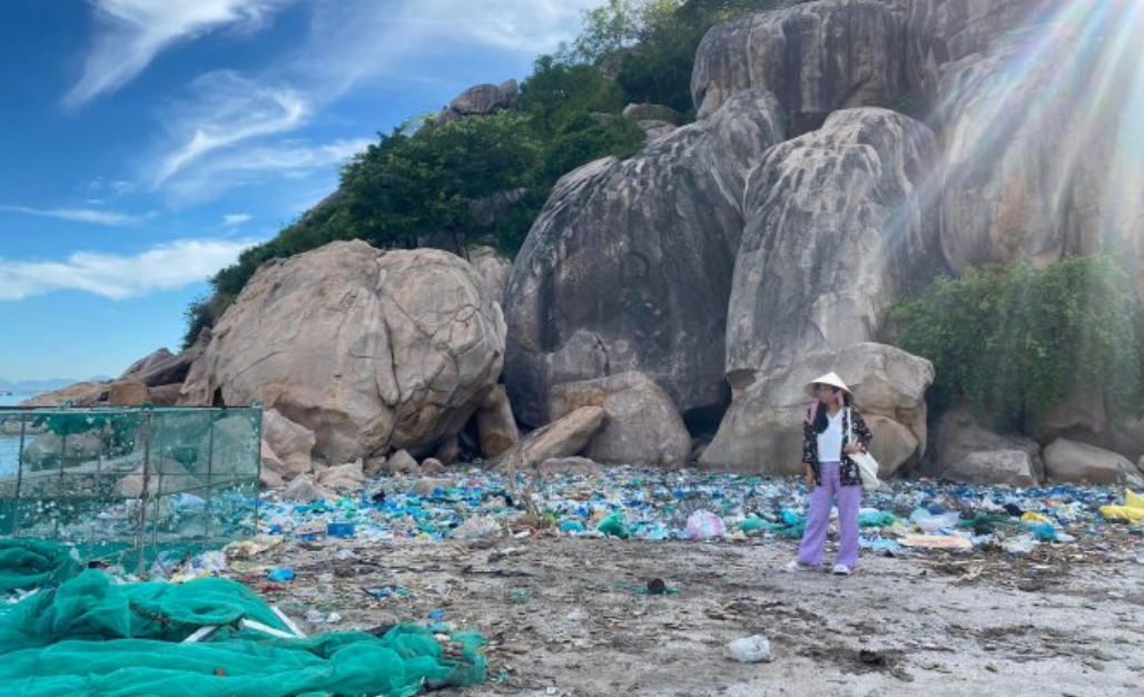 Mother and son clean the public beach in Phu Quoc every morning - Garbage, Scientists, Ecology, Beach, Waste recycling, Good deeds, Longpost