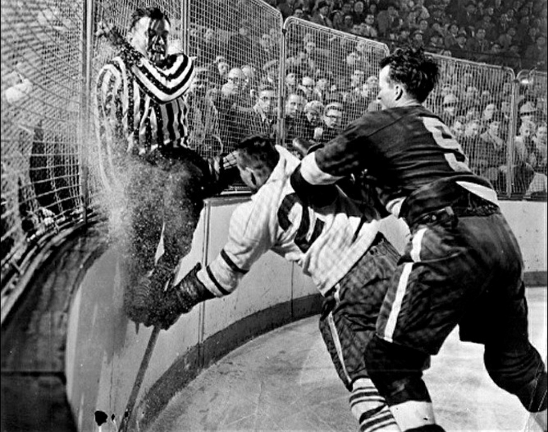 Referee Frank Yudvary tries to avoid a collision with a Goronto player, 1956 - The photo, Old photo, Black and white photo, Referee, Hockey, 50th