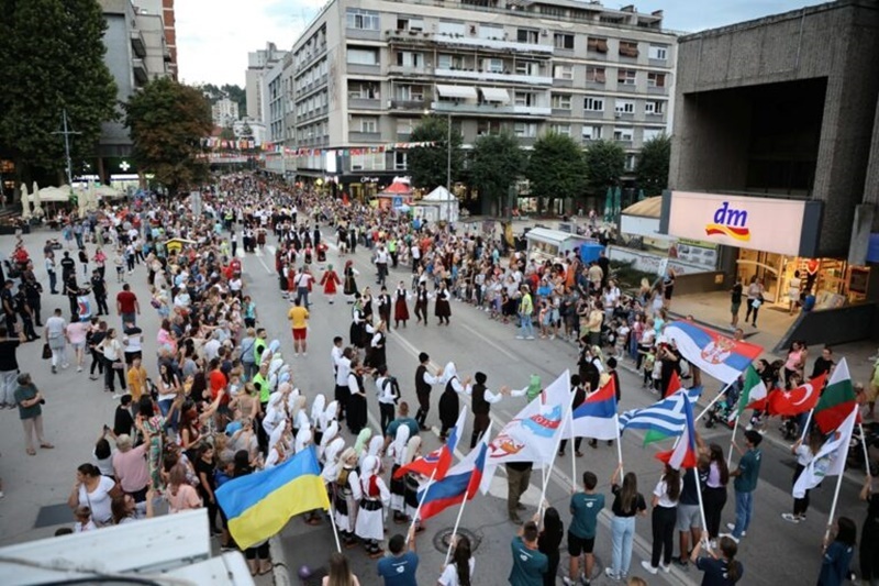 Family Parade as a confrontation with the Pride Parade (Gay Pride) at the opening of the folklore festival in Uzhice, Serbia - Politics, Serbia, news, Media and press, The festival, Folklore, international, Children's holiday, Dancing, Folk dances, Children's costume, Costume, National costumes, Parents, Parents and children, Baby carriage, Video, Longpost