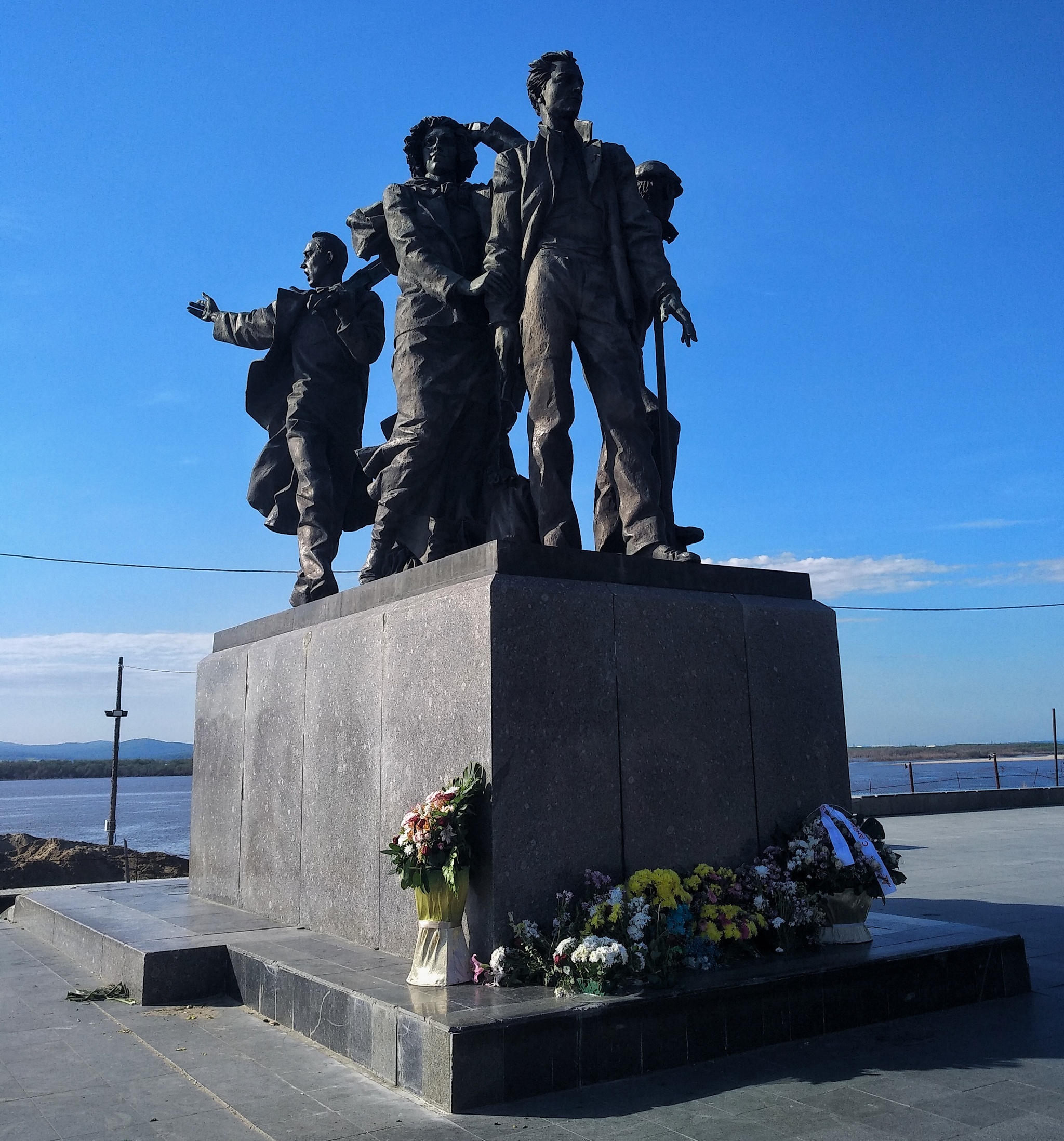 Молодежный комсомольск на амуре. Памятник первостроителям Комсомольск-на-Амуре. Достопримечательности Комсомольска на Амуре.