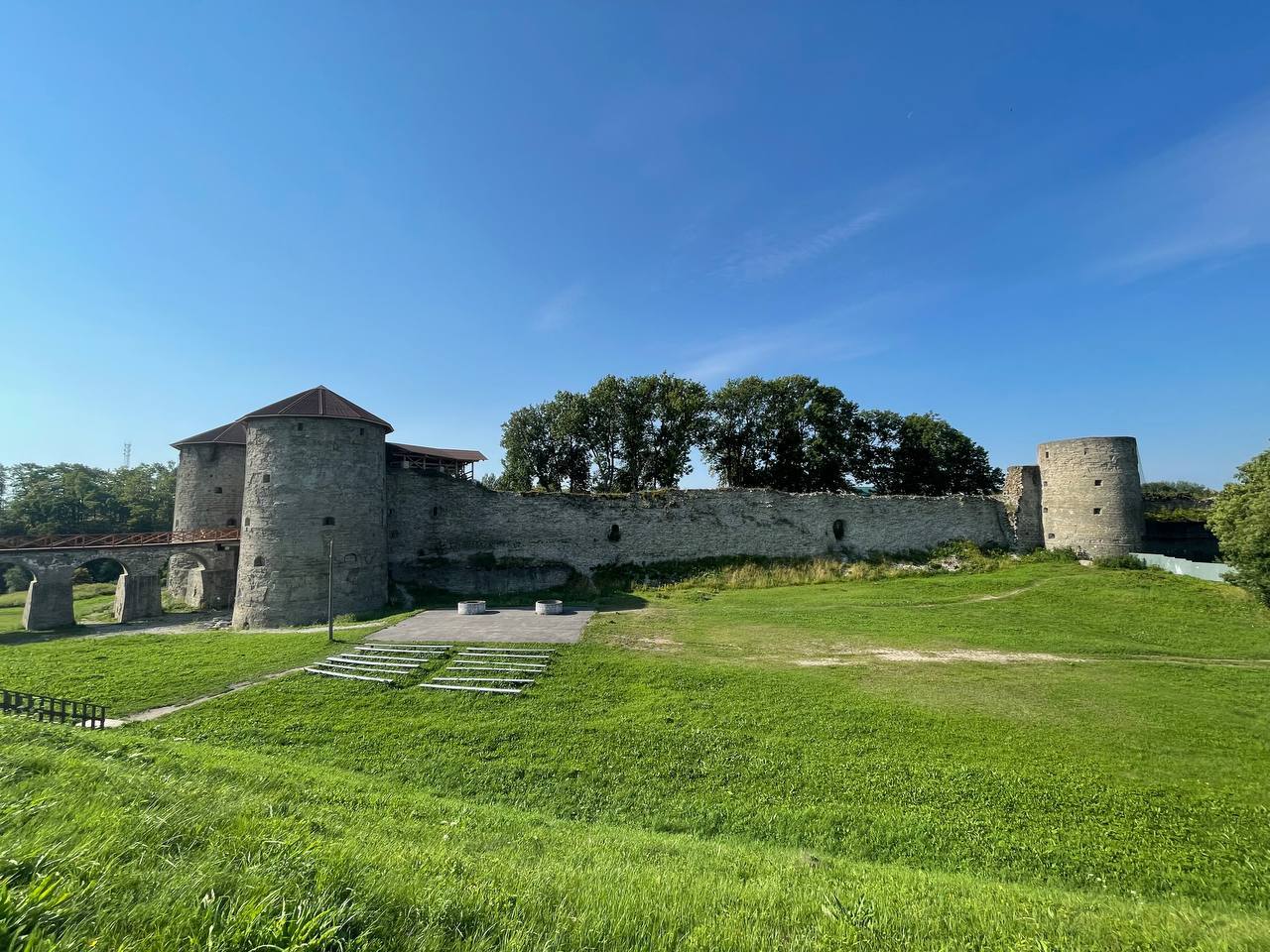 Fortress in Koporye - My, Story, История России, Koporye, Fortress, Leningrad region, Excursion, Mobile photography, sights, Museum, Monument, Architecture, Summer, Video, Vertical video, Longpost